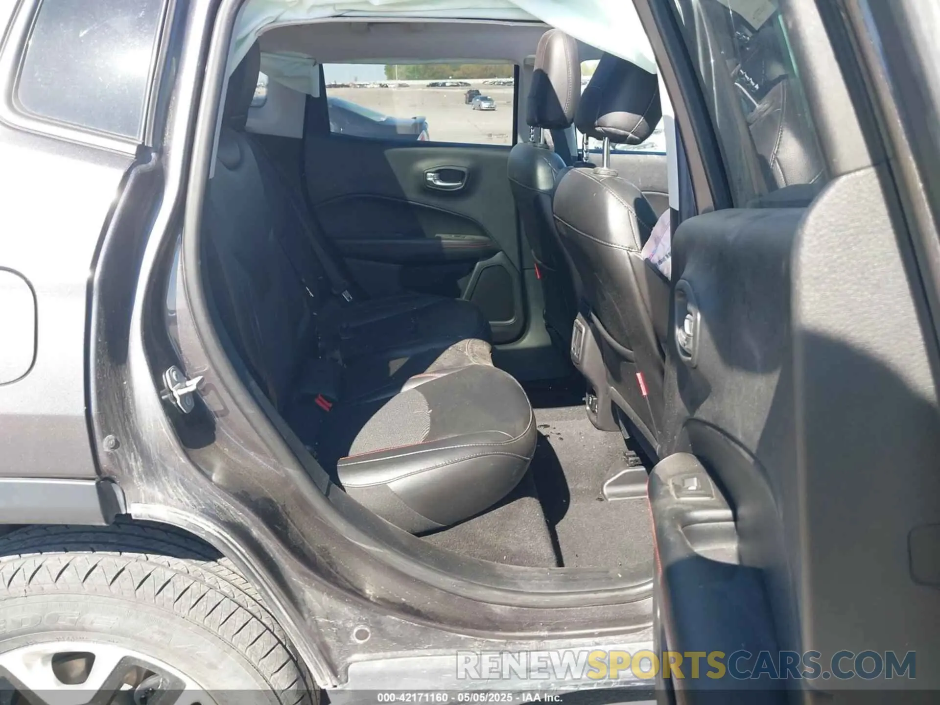 8 Photograph of a damaged car 3C4NJDDB0KT619337 JEEP COMPASS 2019