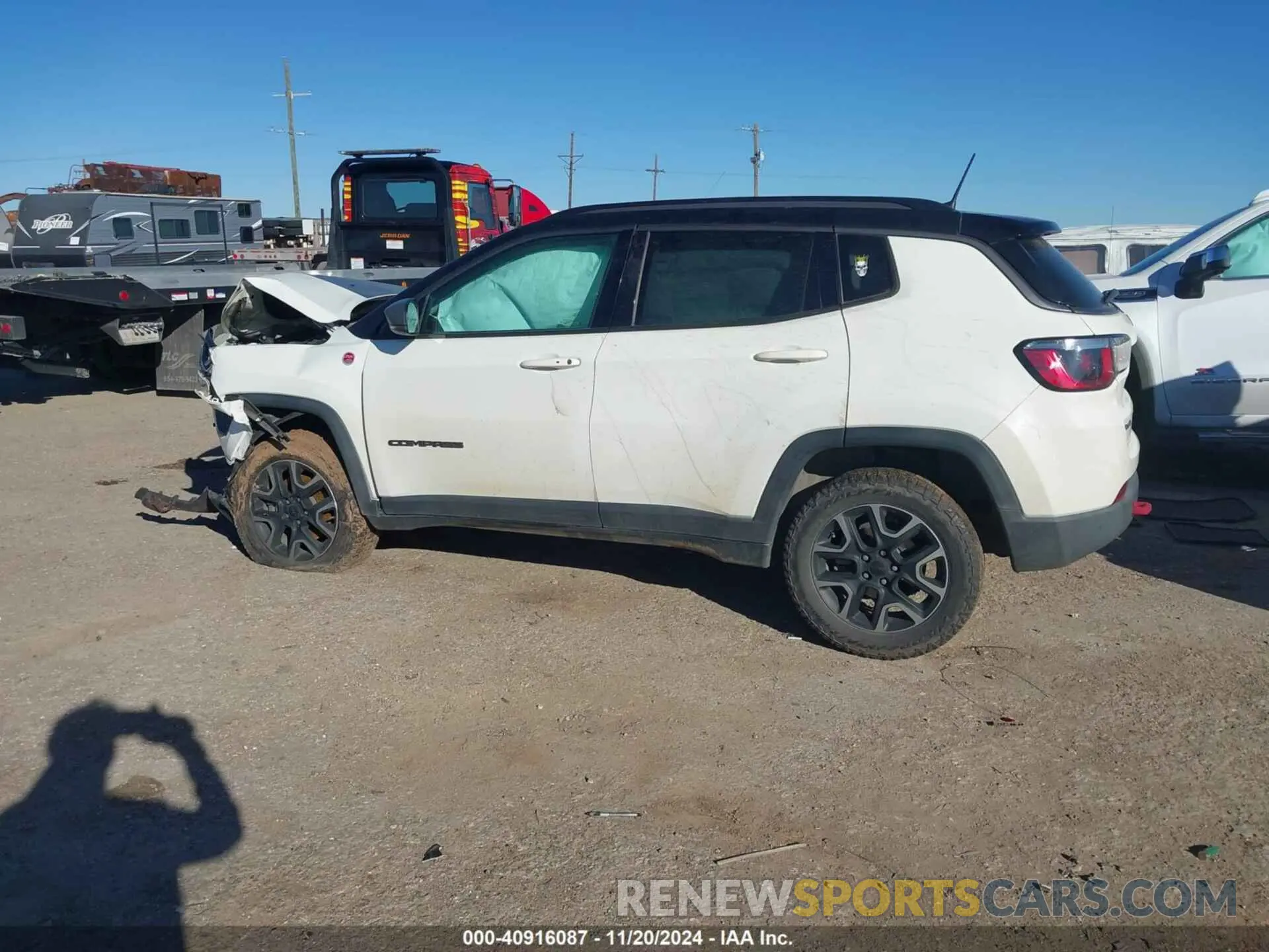 13 Photograph of a damaged car 3C4NJDDB4KT748018 JEEP COMPASS 2019