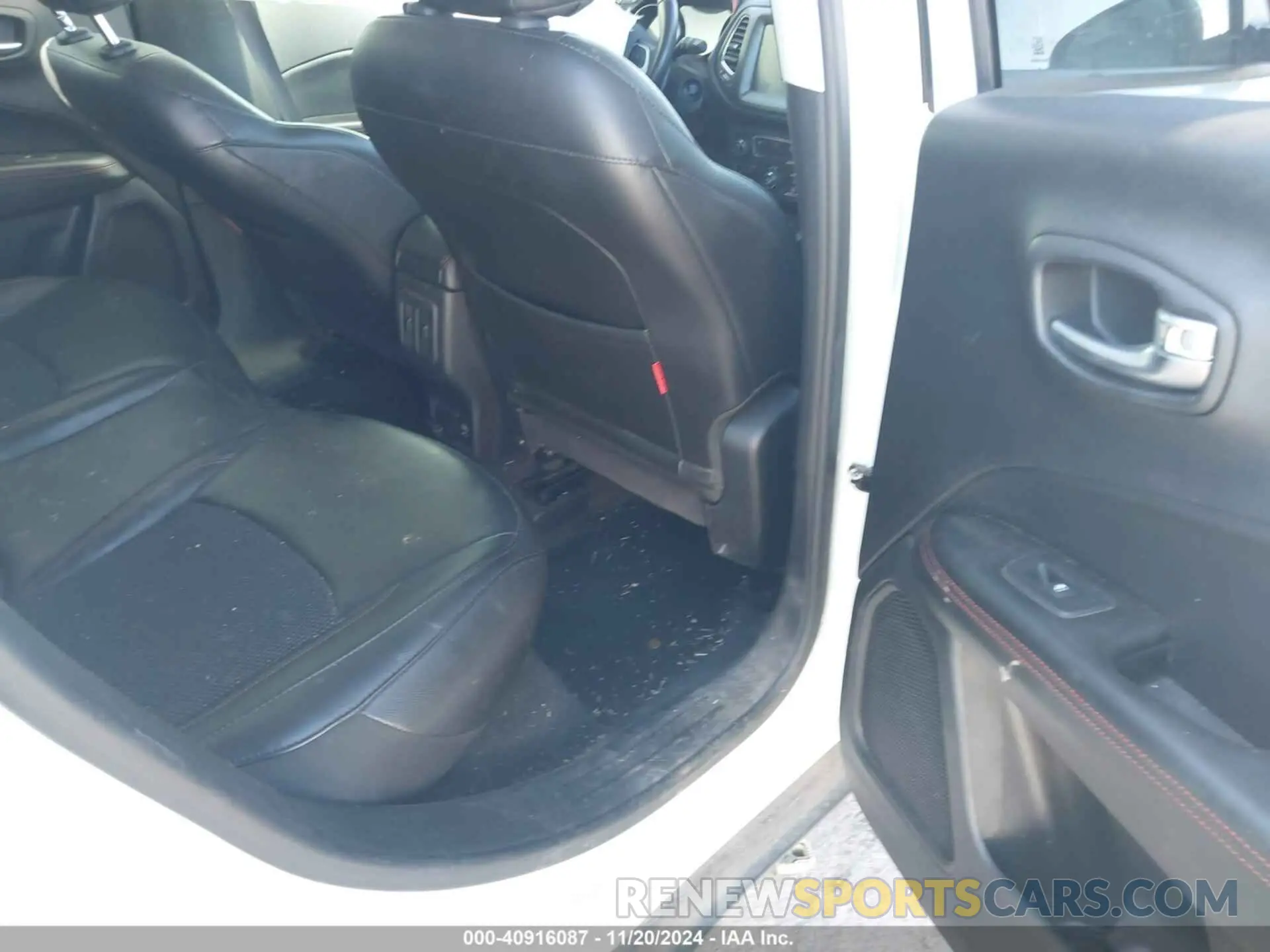 8 Photograph of a damaged car 3C4NJDDB4KT748018 JEEP COMPASS 2019
