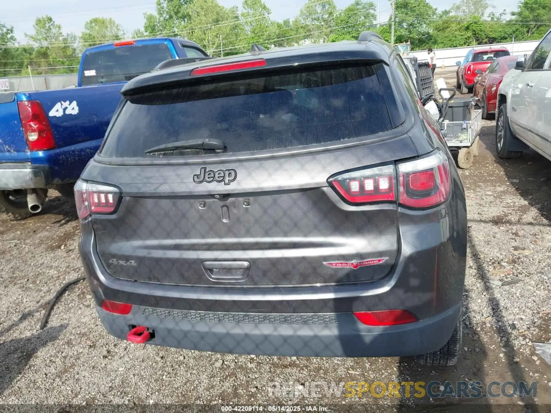 17 Photograph of a damaged car 3C4NJDDB5KT722107 JEEP COMPASS 2019