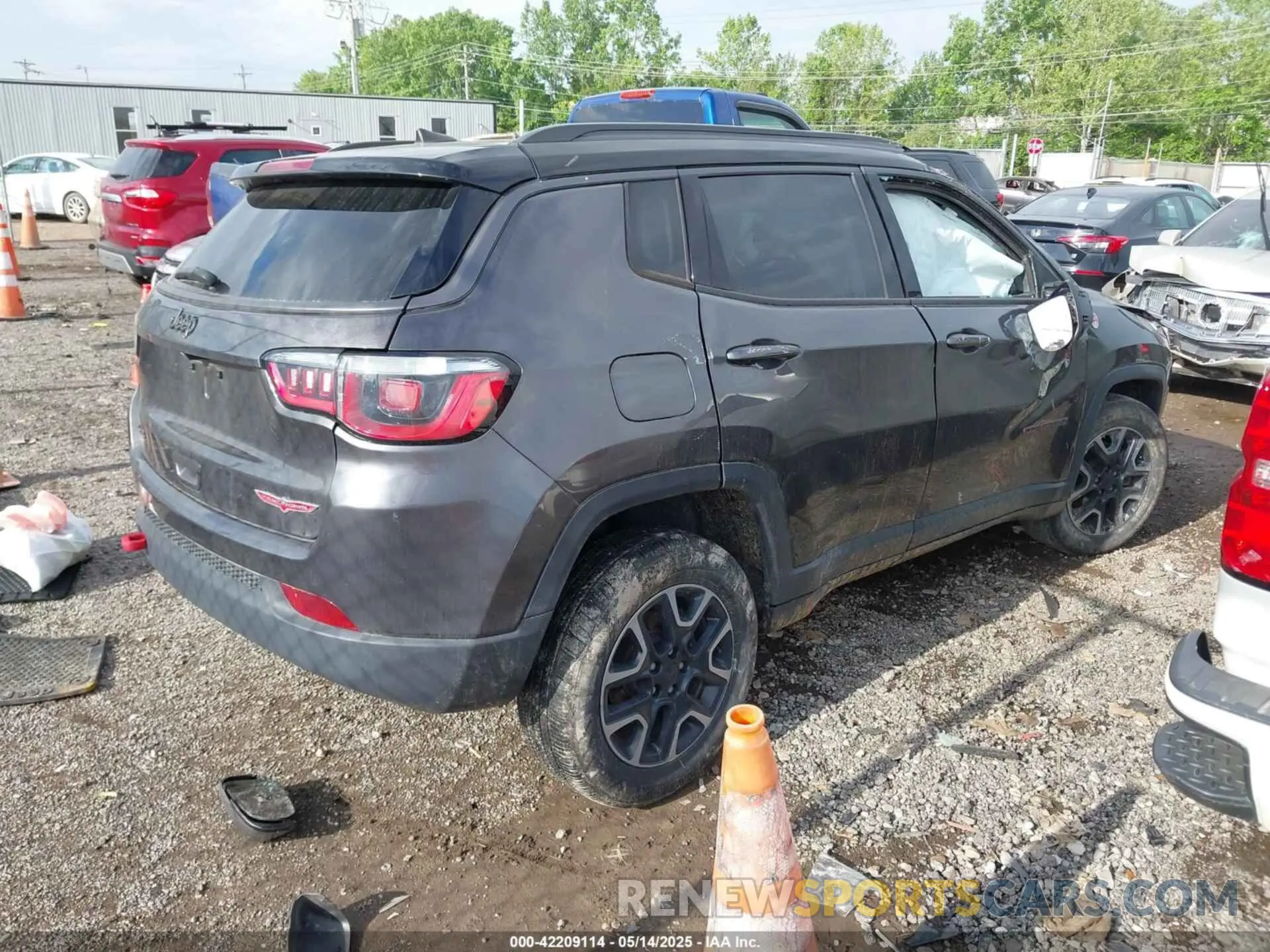 4 Photograph of a damaged car 3C4NJDDB5KT722107 JEEP COMPASS 2019