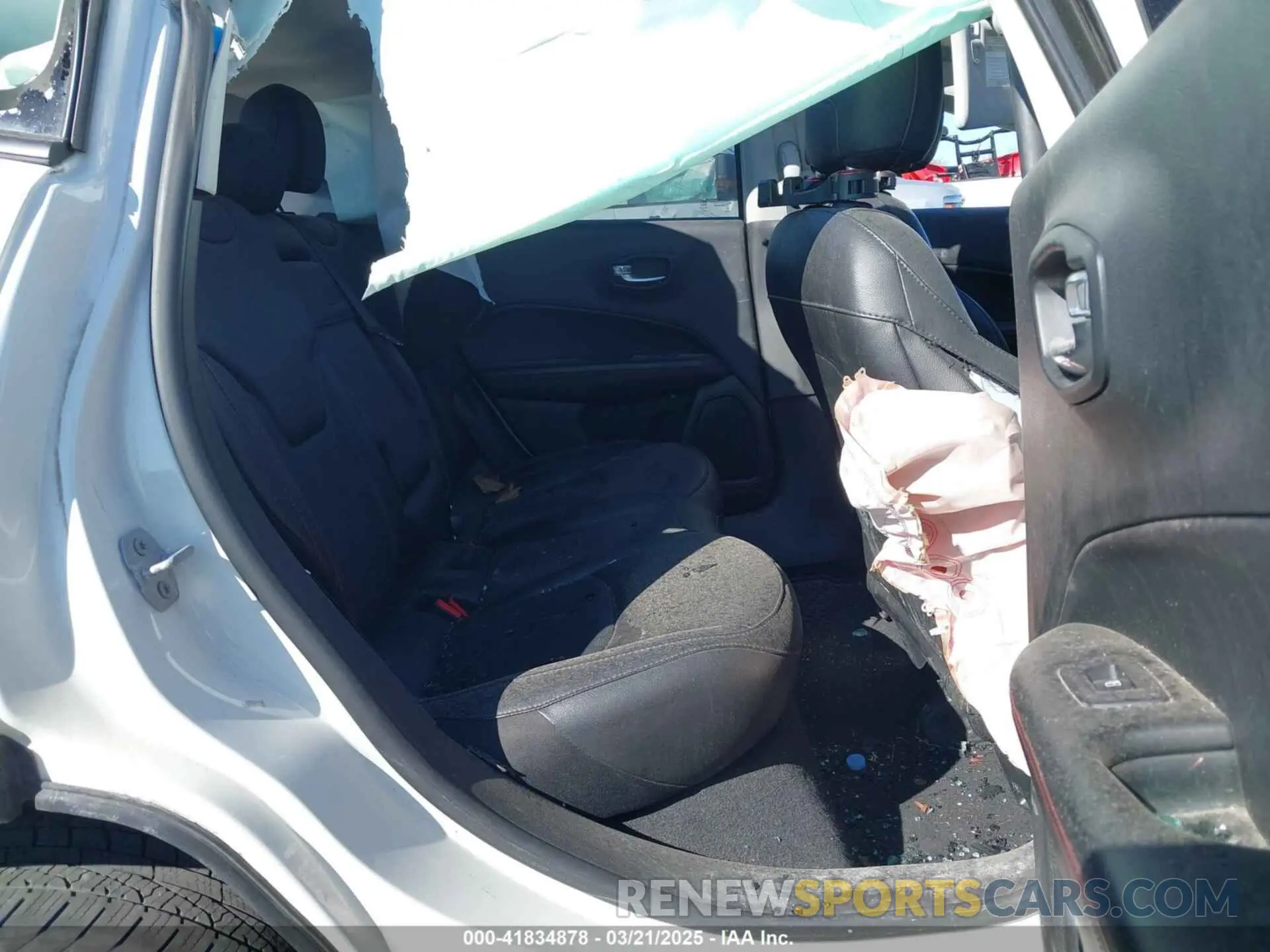 8 Photograph of a damaged car 3C4NJDDB8KT812982 JEEP COMPASS 2019