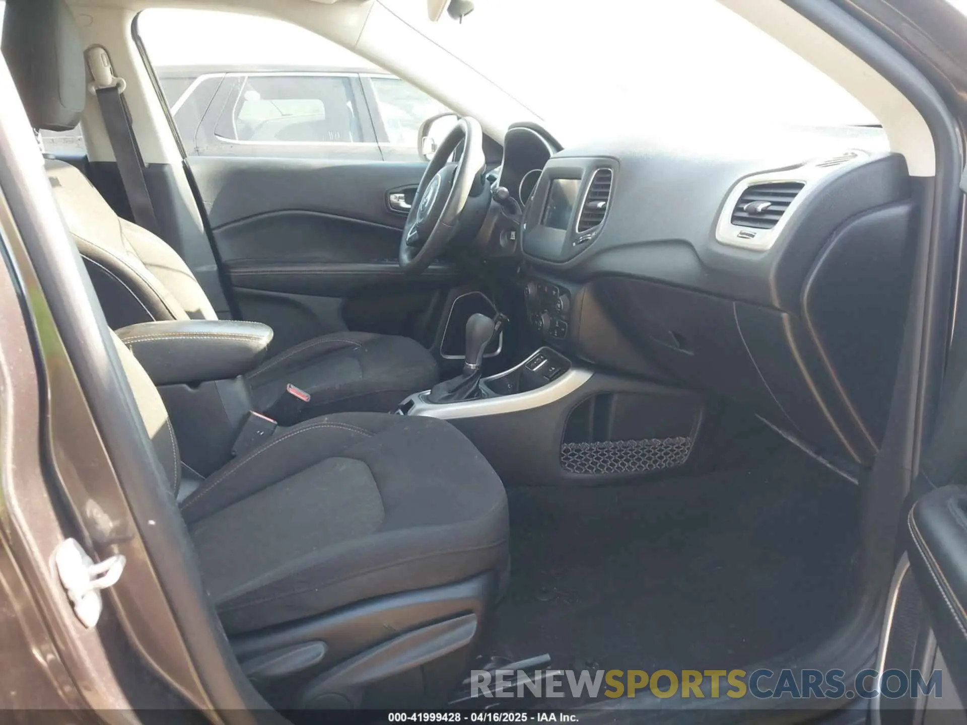 5 Photograph of a damaged car 3C4NJCAB9LT220023 JEEP COMPASS 2020