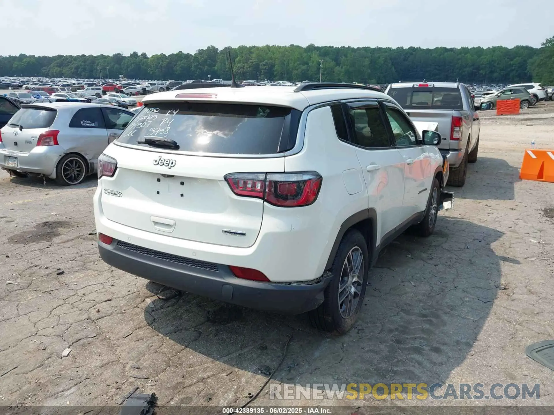 4 Photograph of a damaged car 3C4NJCBB2LT205958 JEEP COMPASS 2020