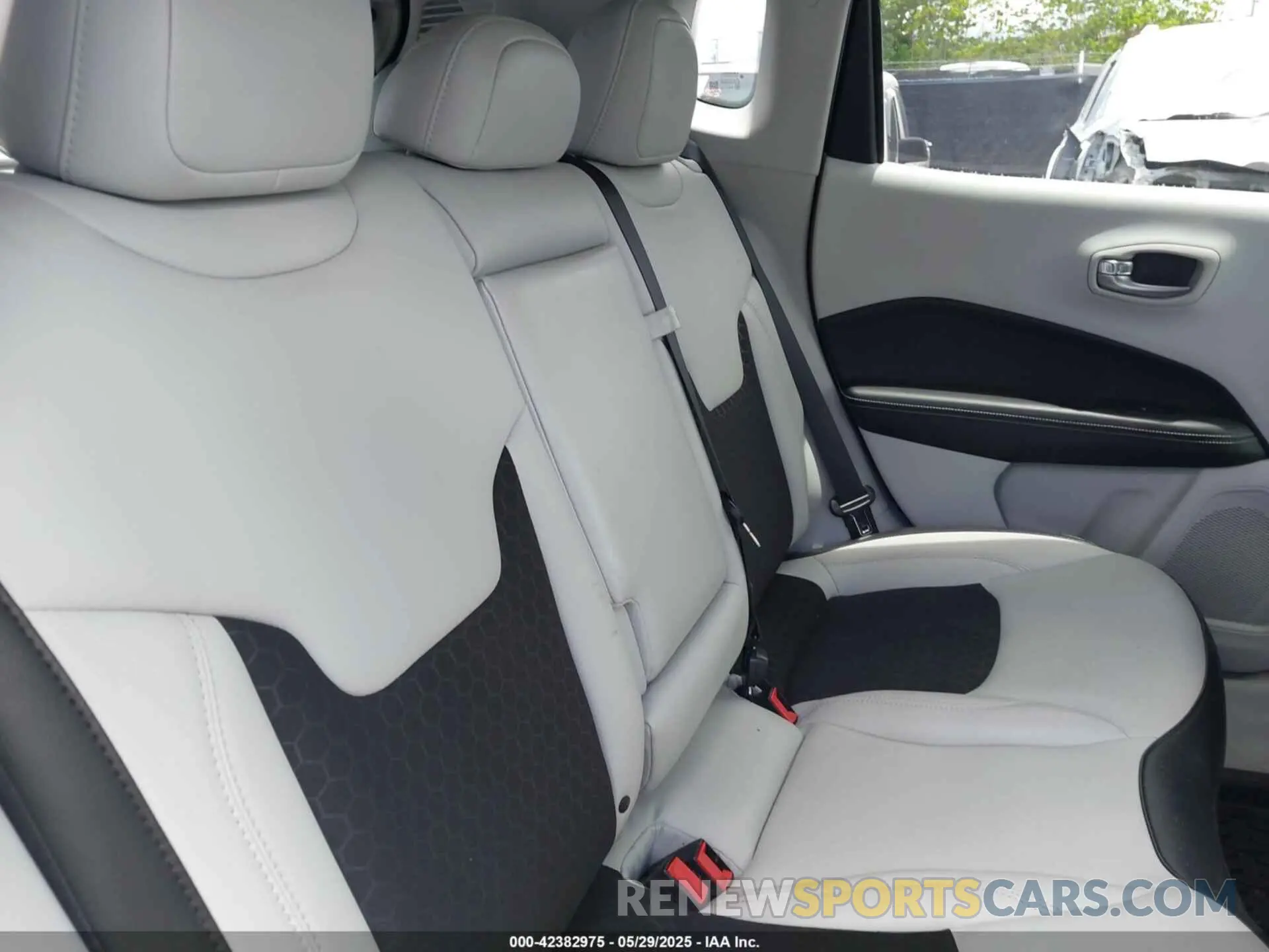 8 Photograph of a damaged car 3C4NJCBB5LT247010 JEEP COMPASS 2020