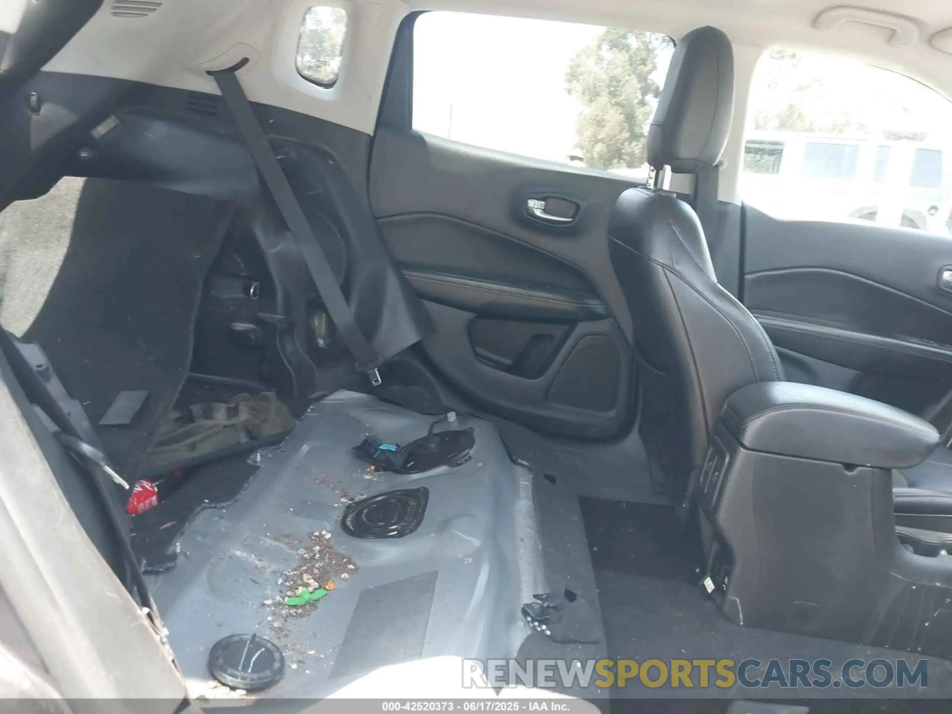 8 Photograph of a damaged car 3C4NJCBB9LT169802 JEEP COMPASS 2020
