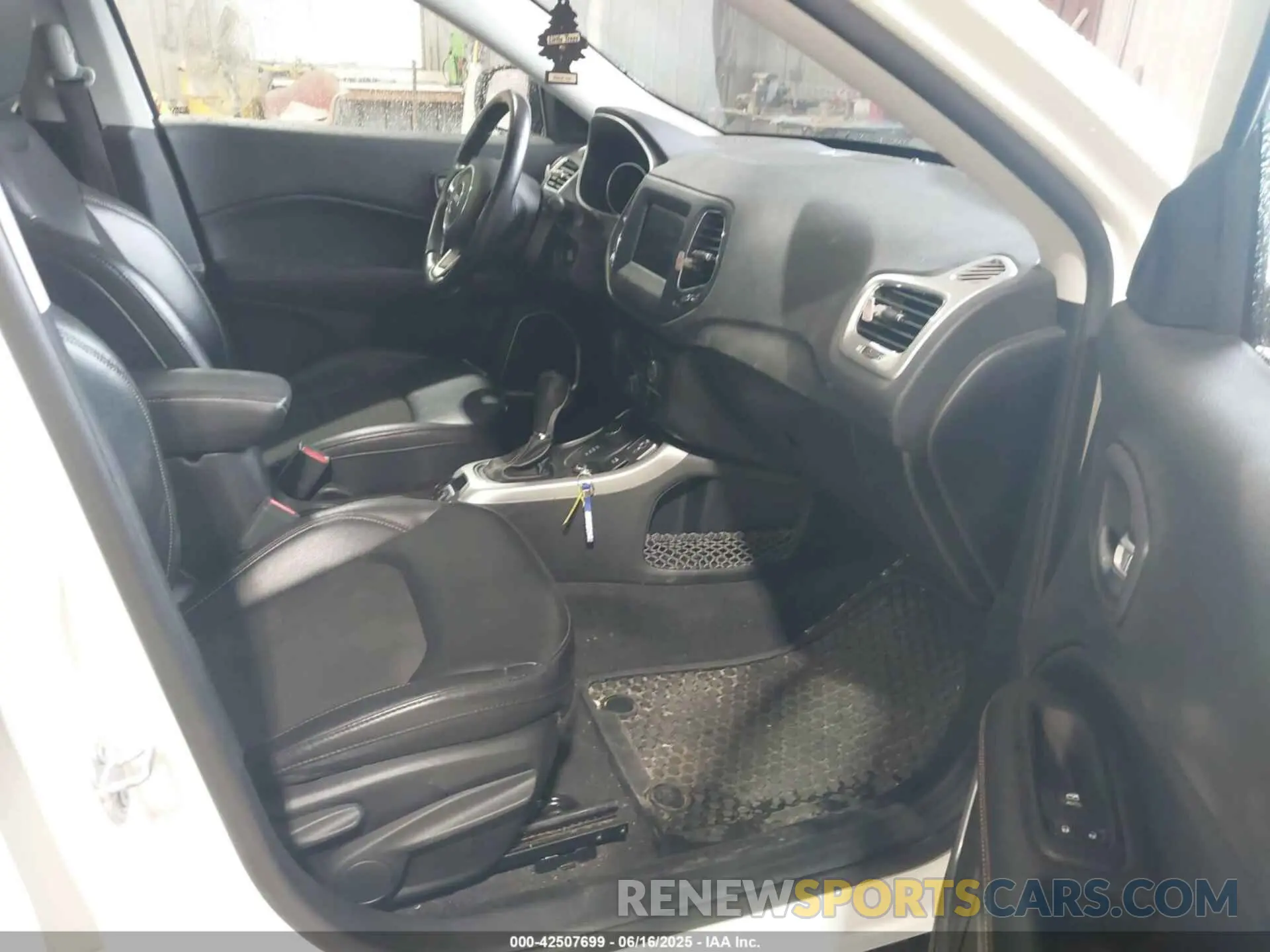 5 Photograph of a damaged car 3C4NJDBB6LT252156 JEEP COMPASS 2020