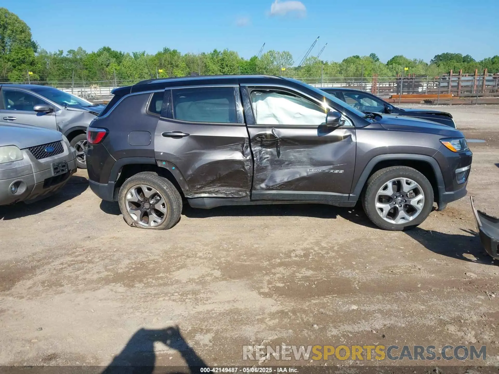 13 Photograph of a damaged car 3C4NJDCBXLT208708 JEEP COMPASS 2020