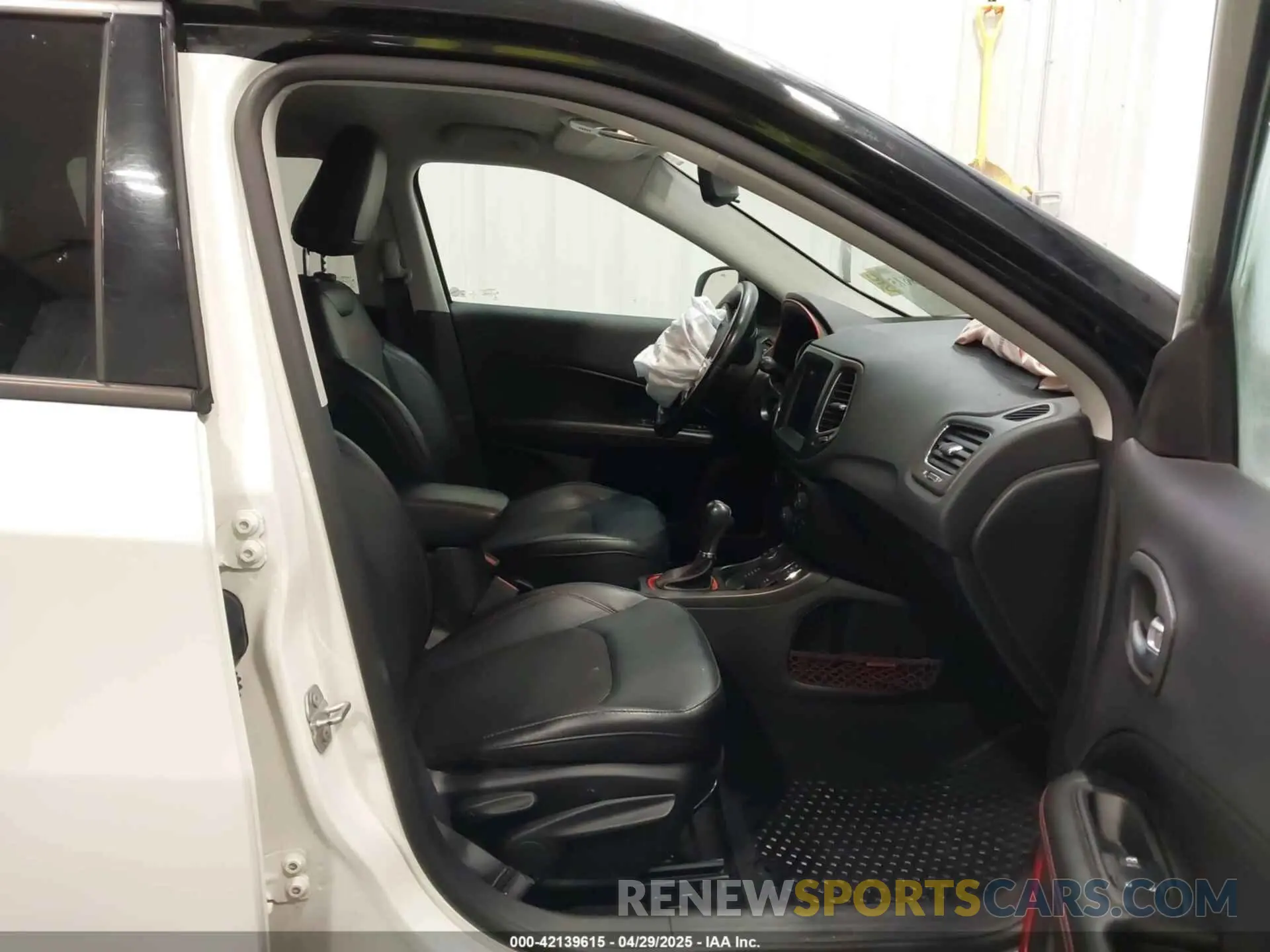 5 Photograph of a damaged car 3C4NJDDB9LT220878 JEEP COMPASS 2020