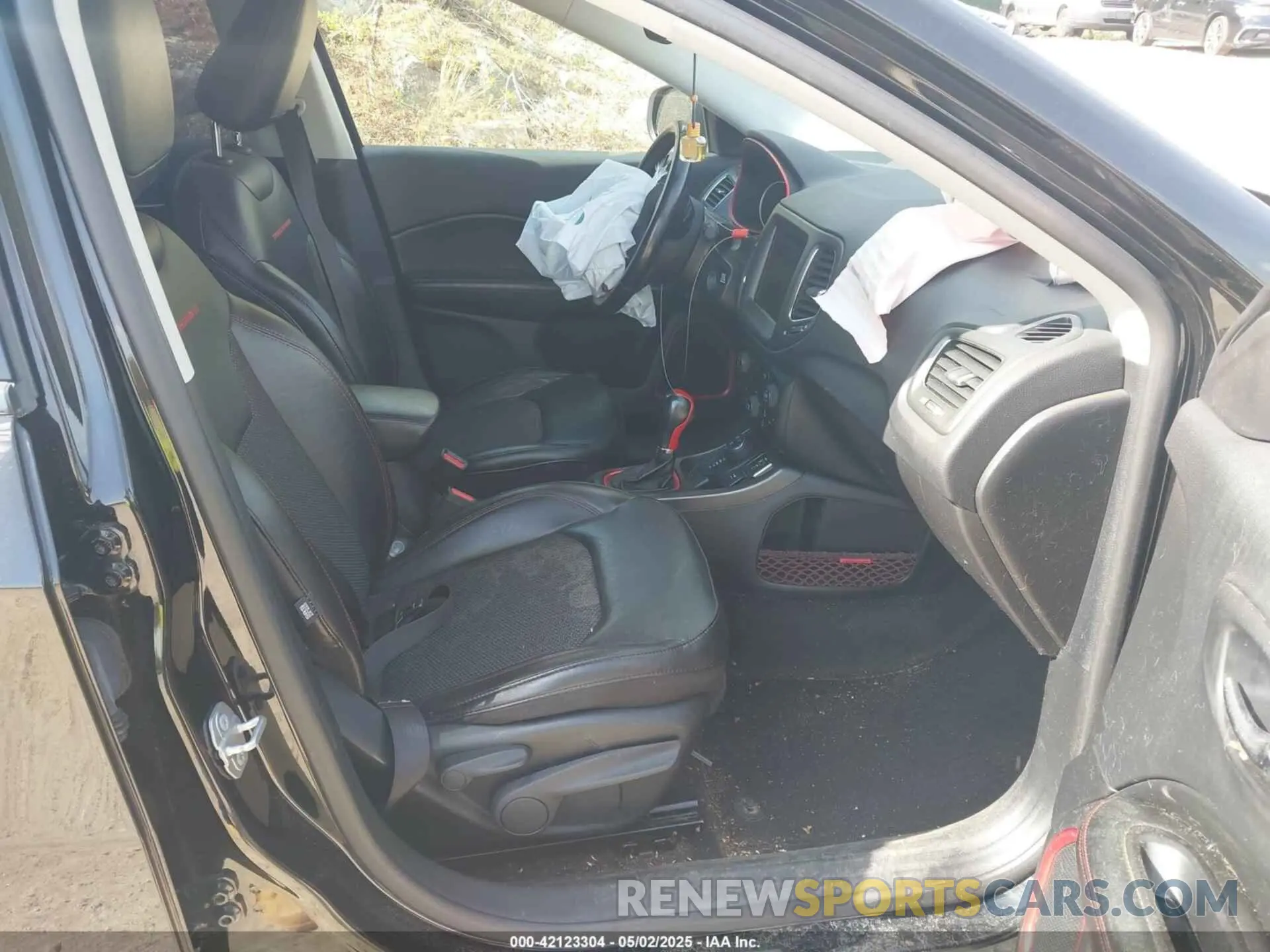 5 Photograph of a damaged car 3C4NJDDBXLT124130 JEEP COMPASS 2020