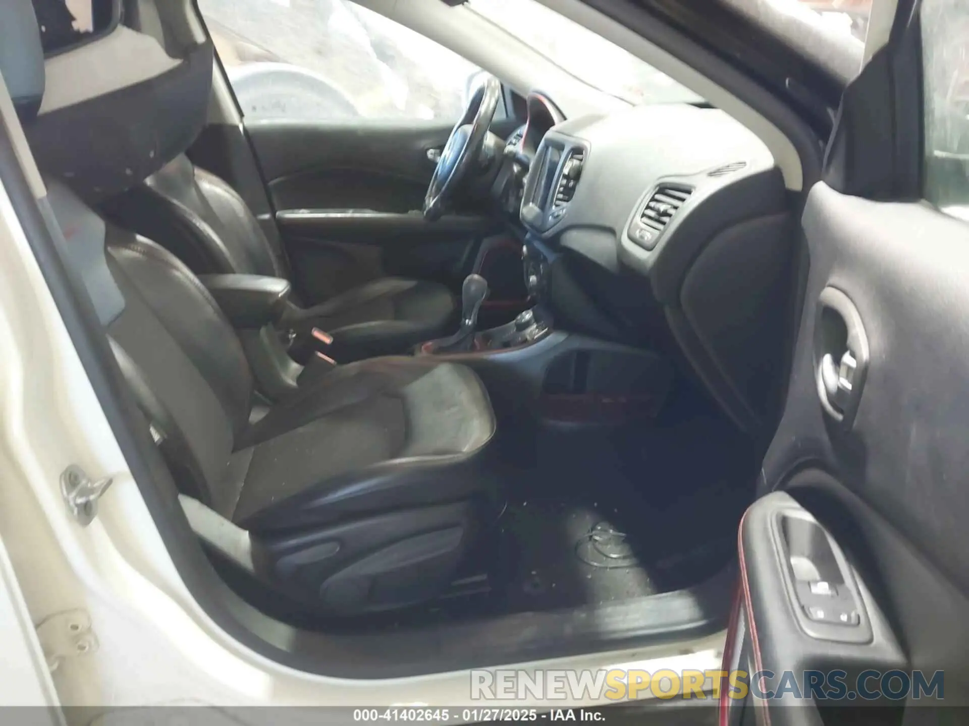 5 Photograph of a damaged car 3C4NJDDBXLT203488 JEEP COMPASS 2020