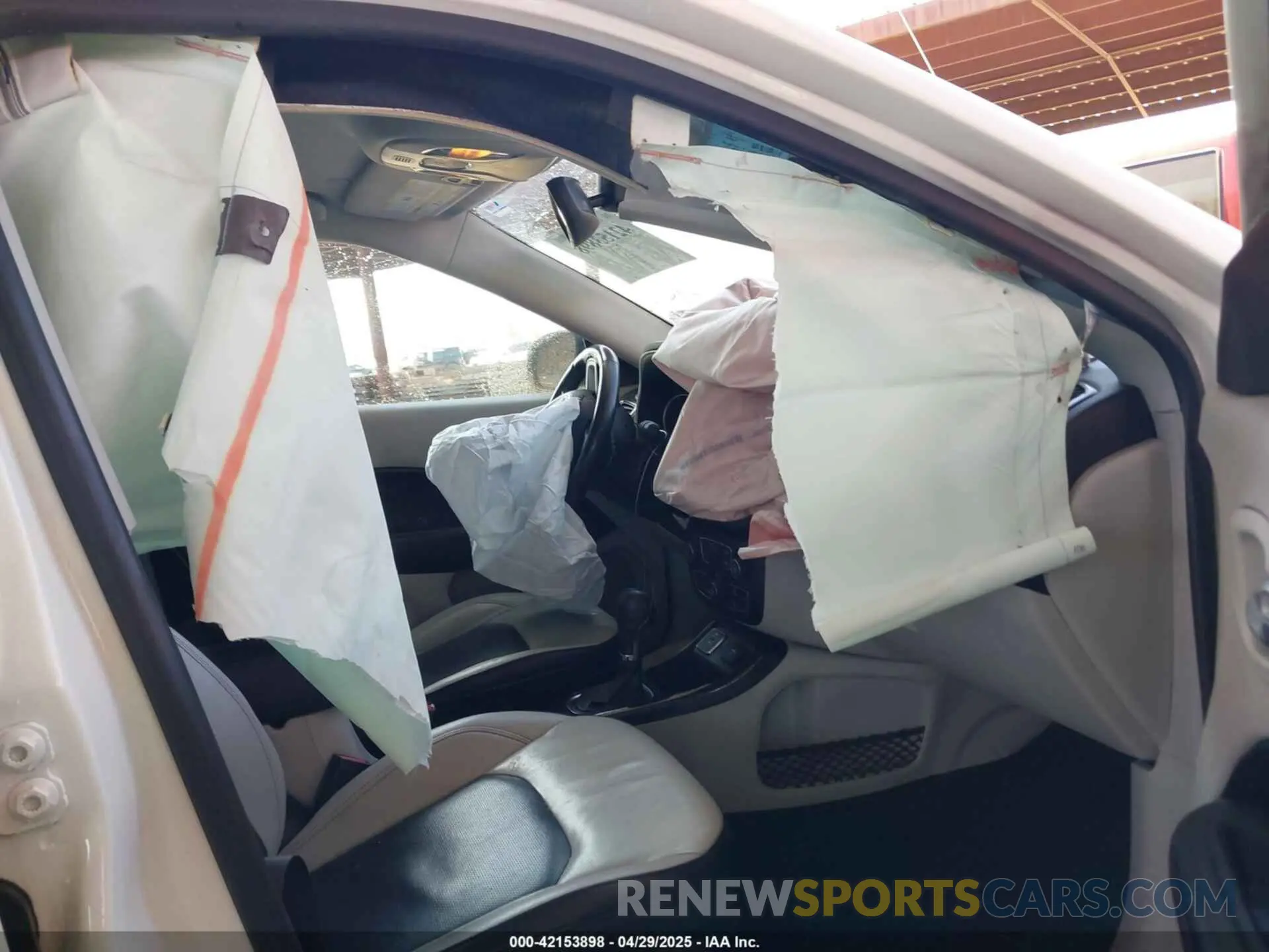 5 Photograph of a damaged car 3C4NJCCBXMT511497 JEEP COMPASS 2021