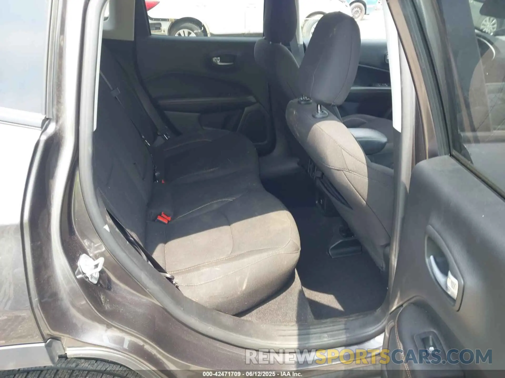 8 Photograph of a damaged car 3C4NJDAB9MT566547 JEEP COMPASS 2021