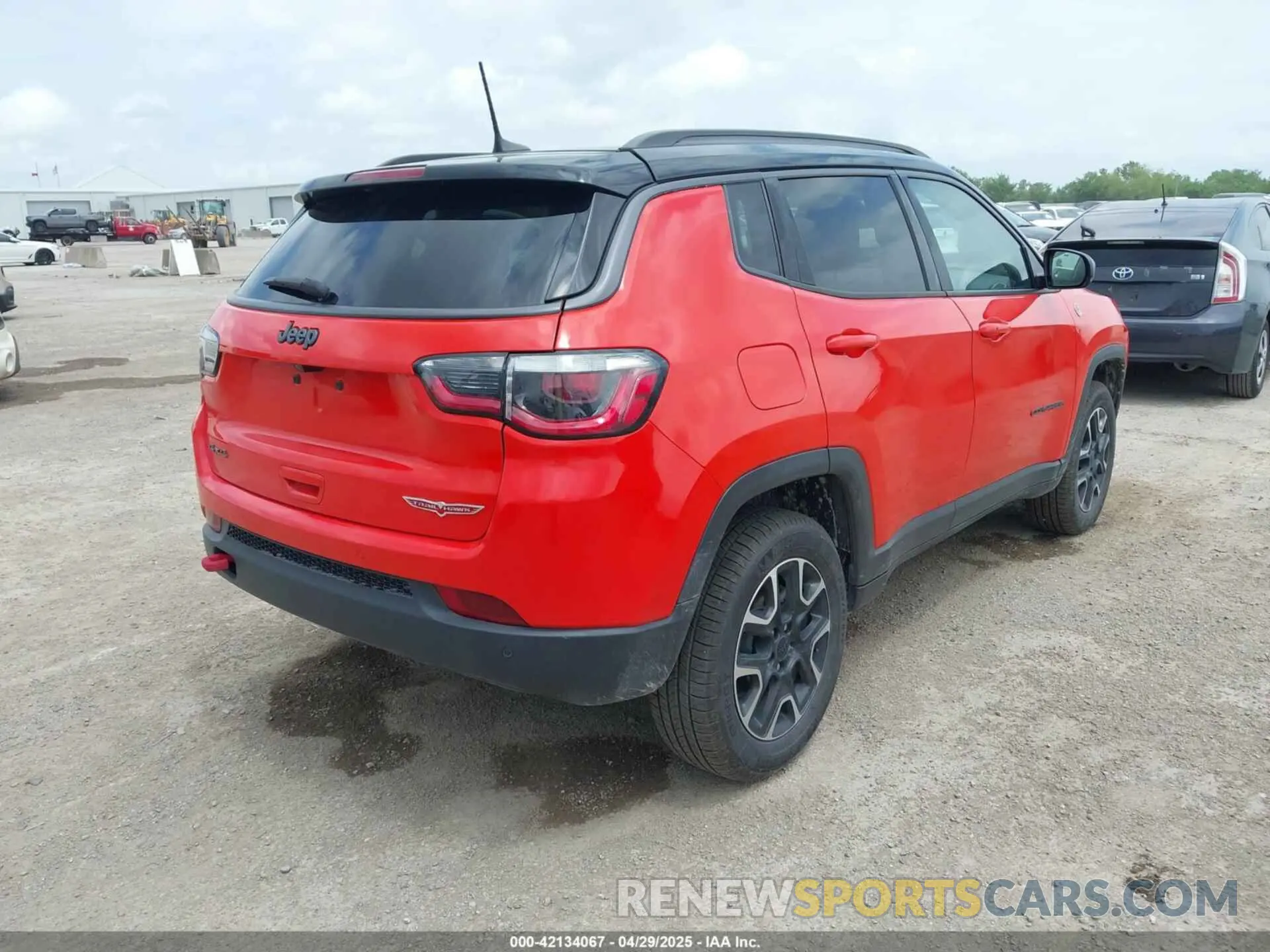 4 Photograph of a damaged car 3C4NJDDB3MT503519 JEEP COMPASS 2021