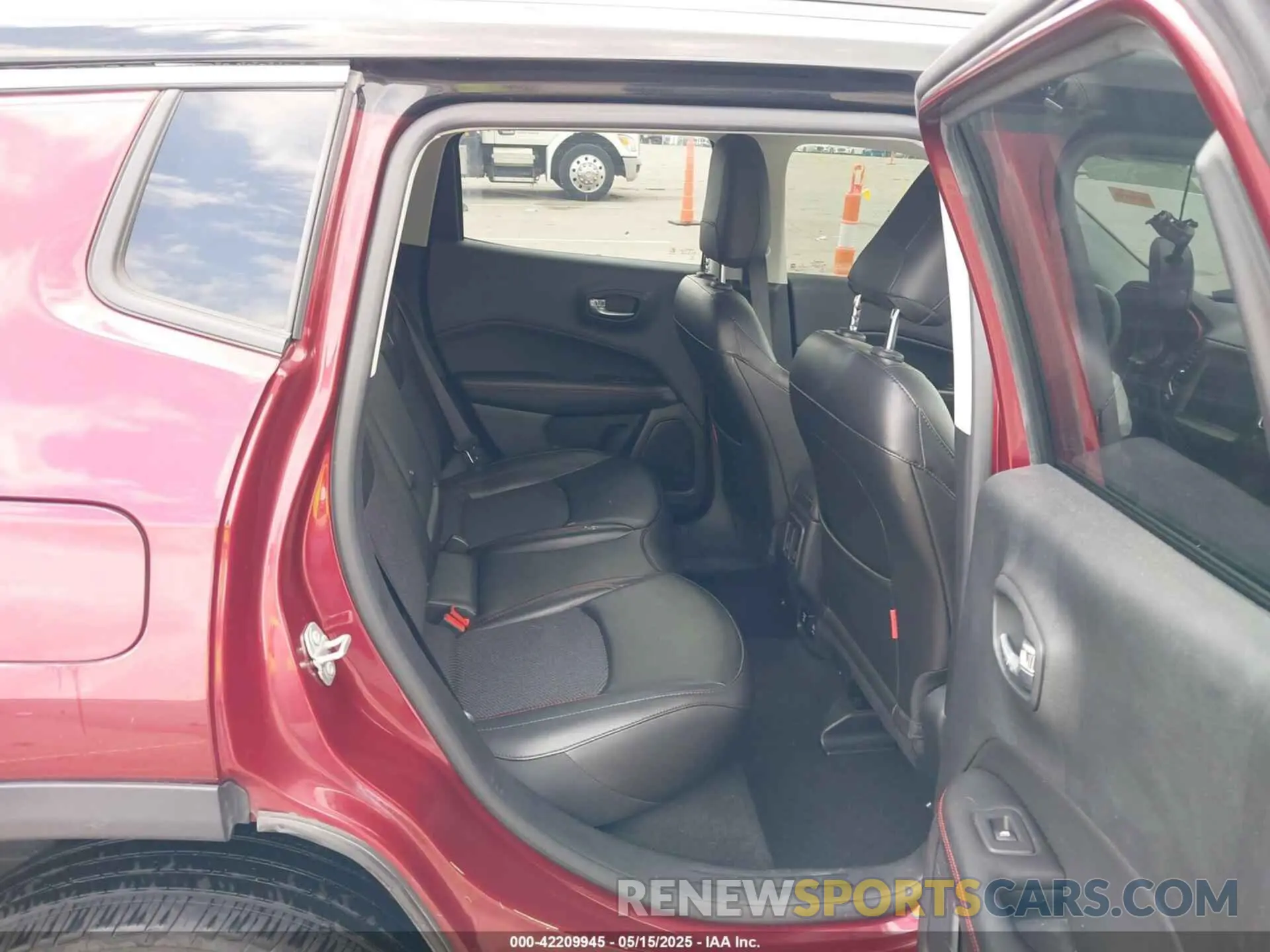 8 Photograph of a damaged car 3C4NJDDB6MT502932 JEEP COMPASS 2021