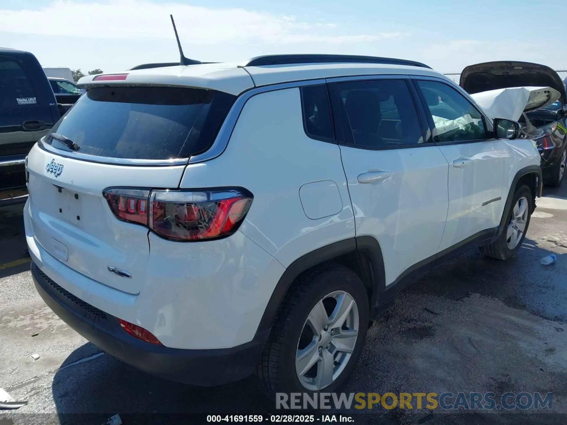 4 Photograph of a damaged car 3C4NJCBB0NT187365 JEEP COMPASS 2022