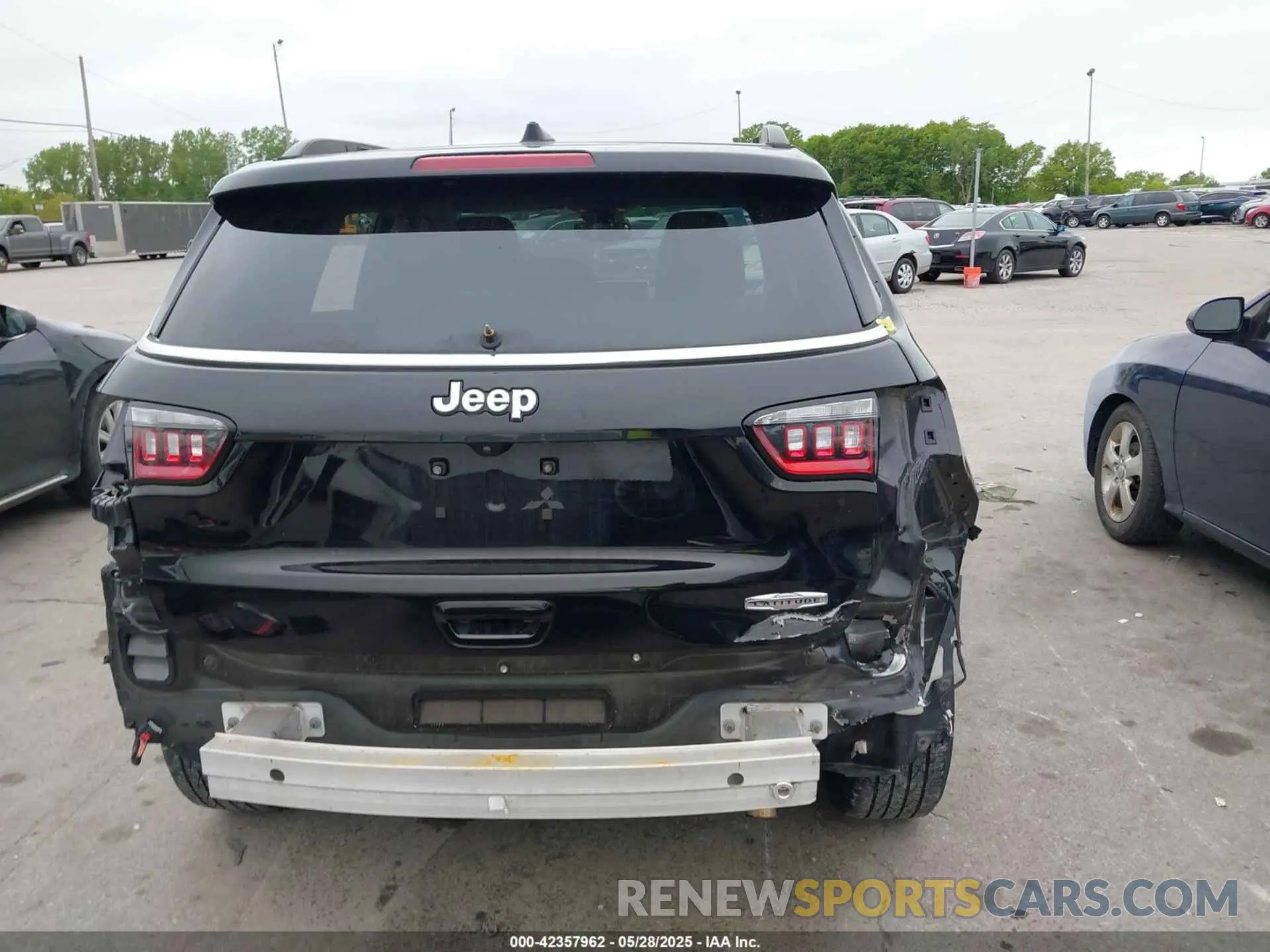 17 Photograph of a damaged car 3C4NJCBB3NT234484 JEEP COMPASS 2022