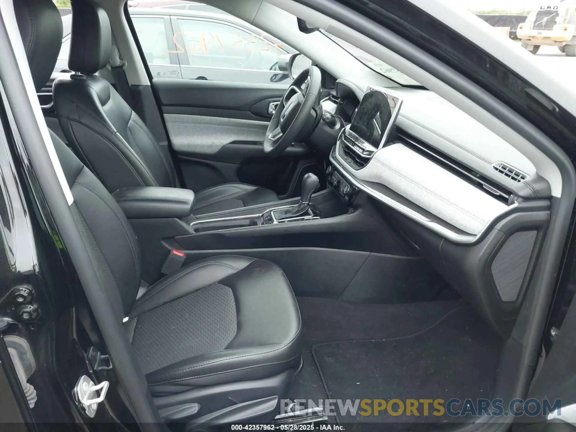5 Photograph of a damaged car 3C4NJCBB3NT234484 JEEP COMPASS 2022