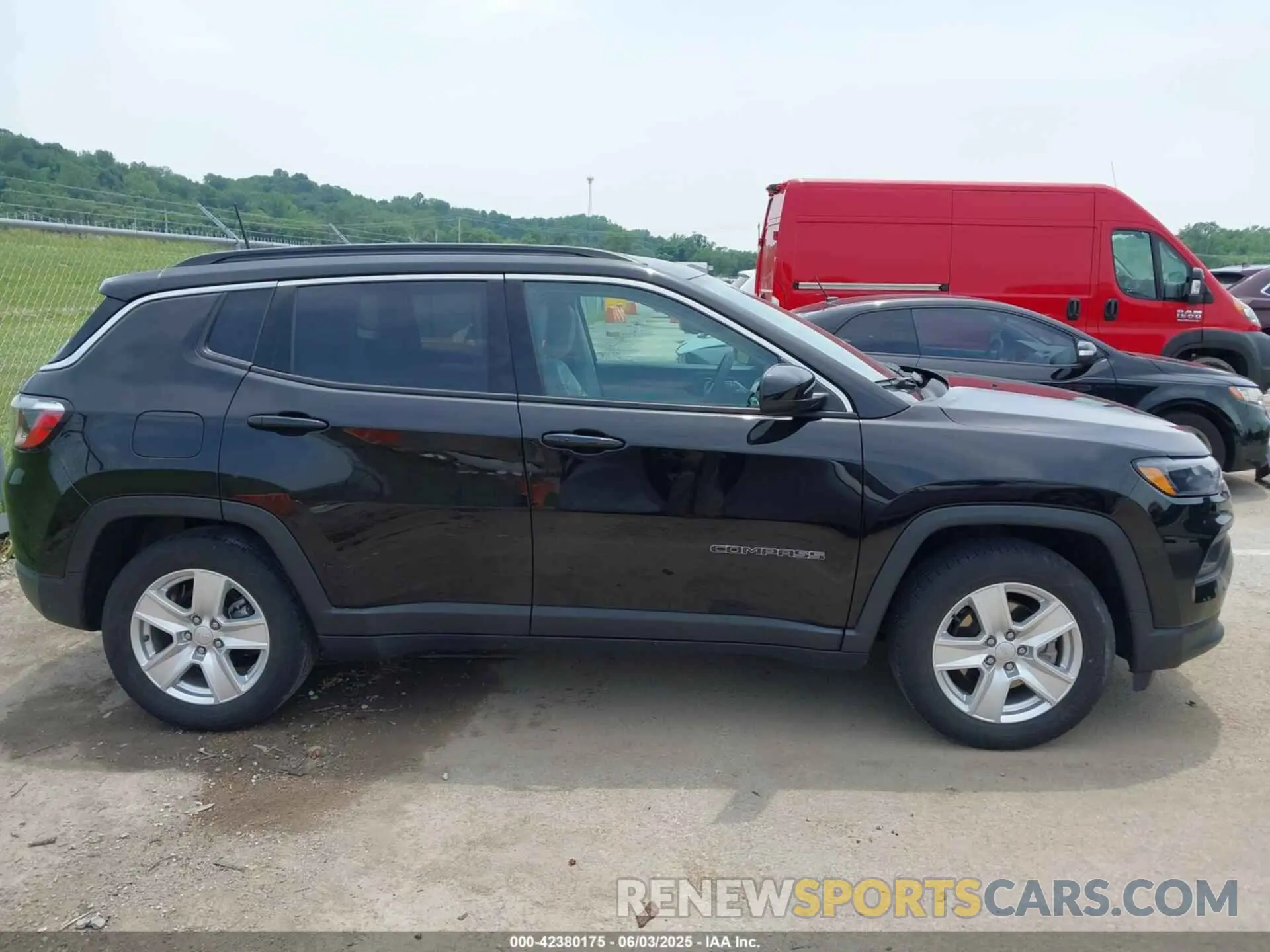 13 Photograph of a damaged car 3C4NJCBB4NT139111 JEEP COMPASS 2022