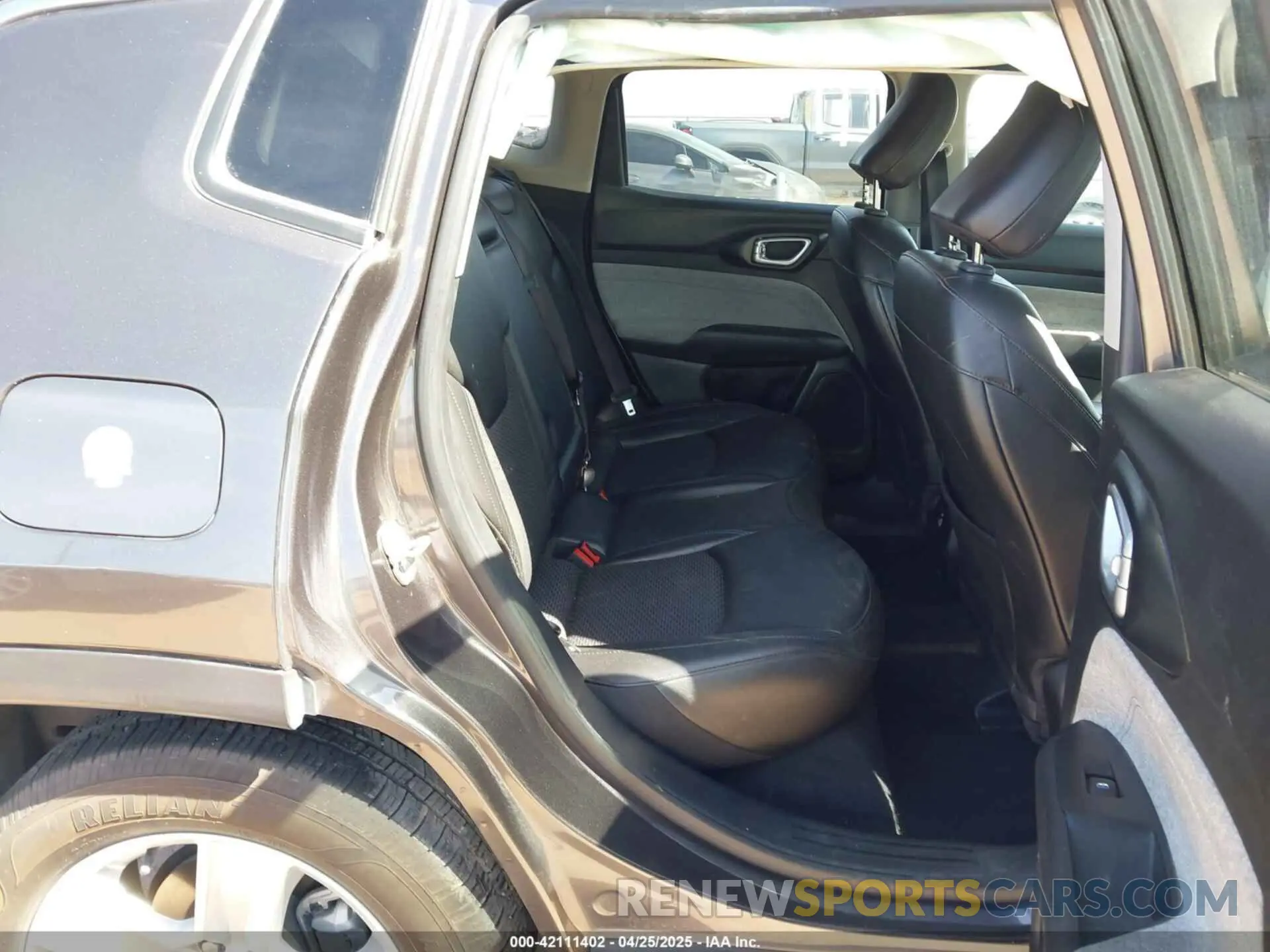 5 Photograph of a damaged car 3C4NJCBB5NT106599 JEEP COMPASS 2022