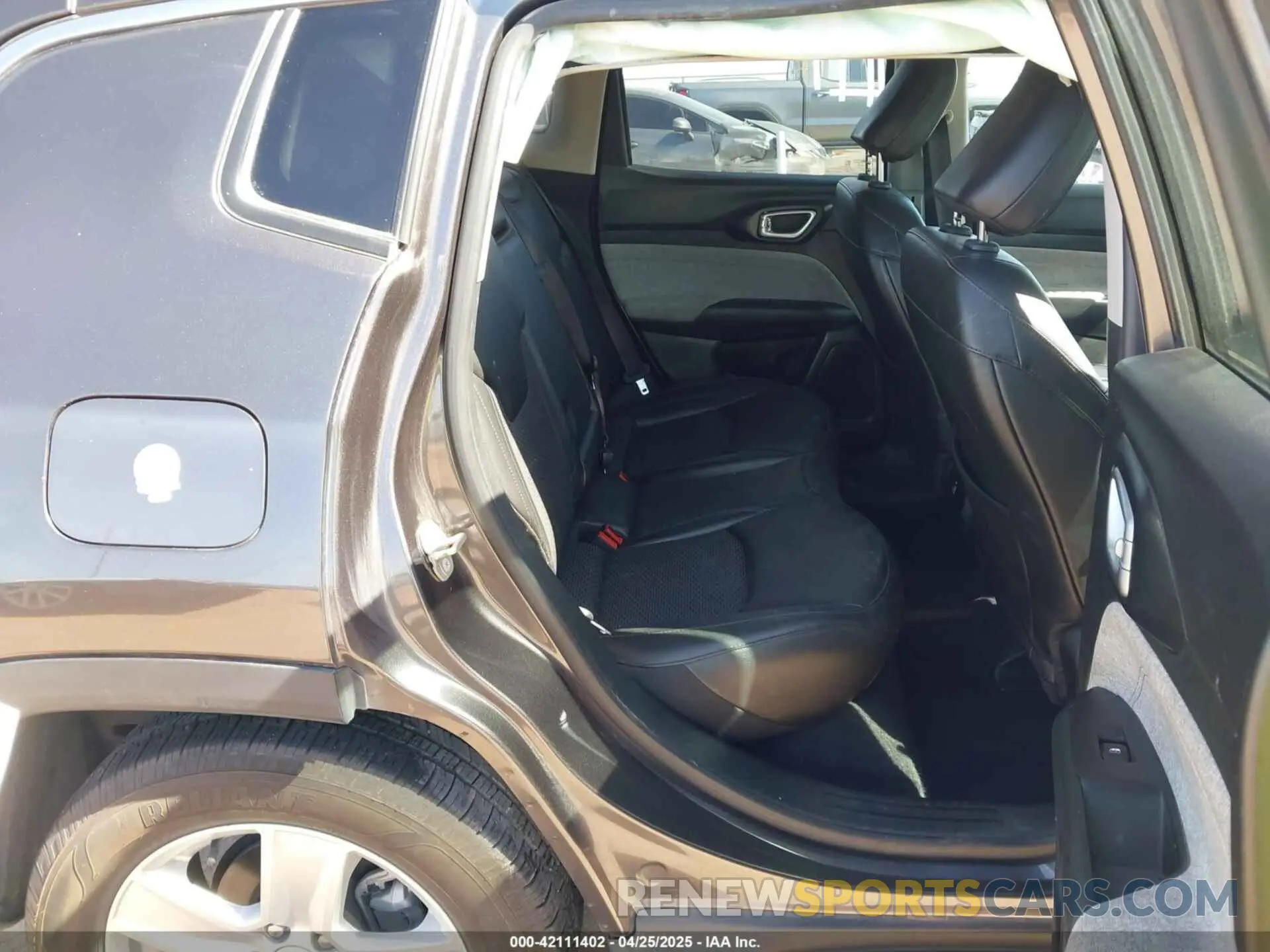 8 Photograph of a damaged car 3C4NJCBB5NT106599 JEEP COMPASS 2022