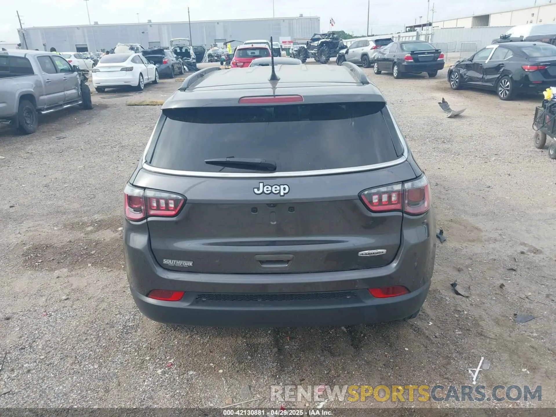 17 Photograph of a damaged car 3C4NJCBB5NT149470 JEEP COMPASS 2022