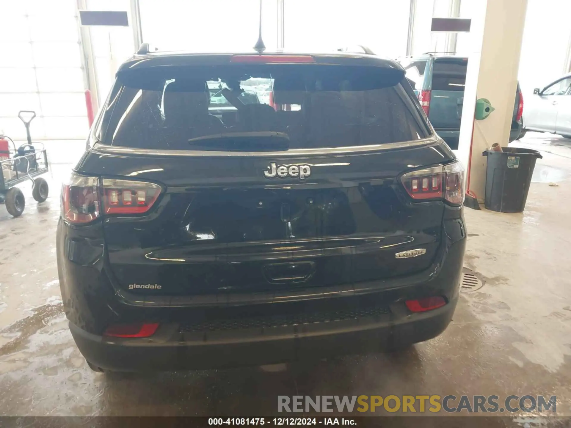 17 Photograph of a damaged car 3C4NJCBB6NT139191 JEEP COMPASS 2022
