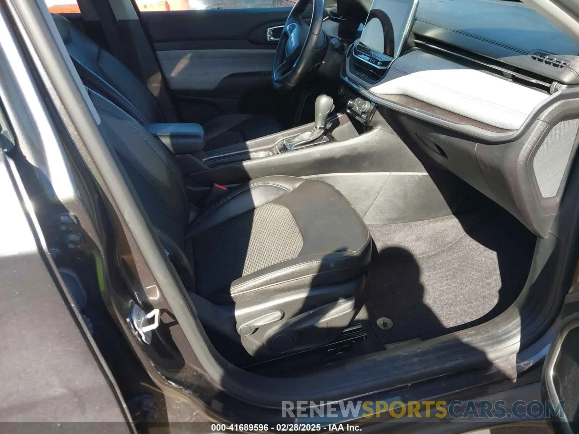 5 Photograph of a damaged car 3C4NJCBB6NT224970 JEEP COMPASS 2022
