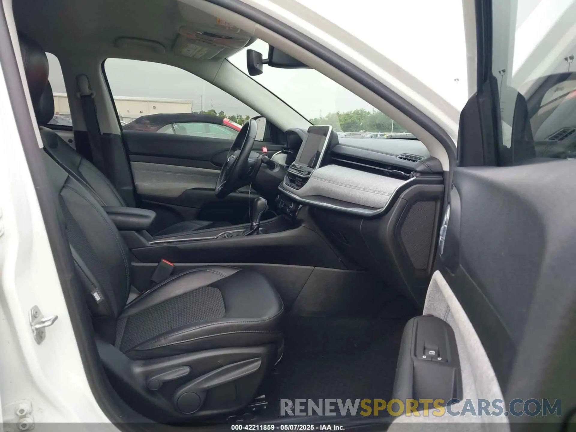 5 Photograph of a damaged car 3C4NJCBB8NT137619 JEEP COMPASS 2022