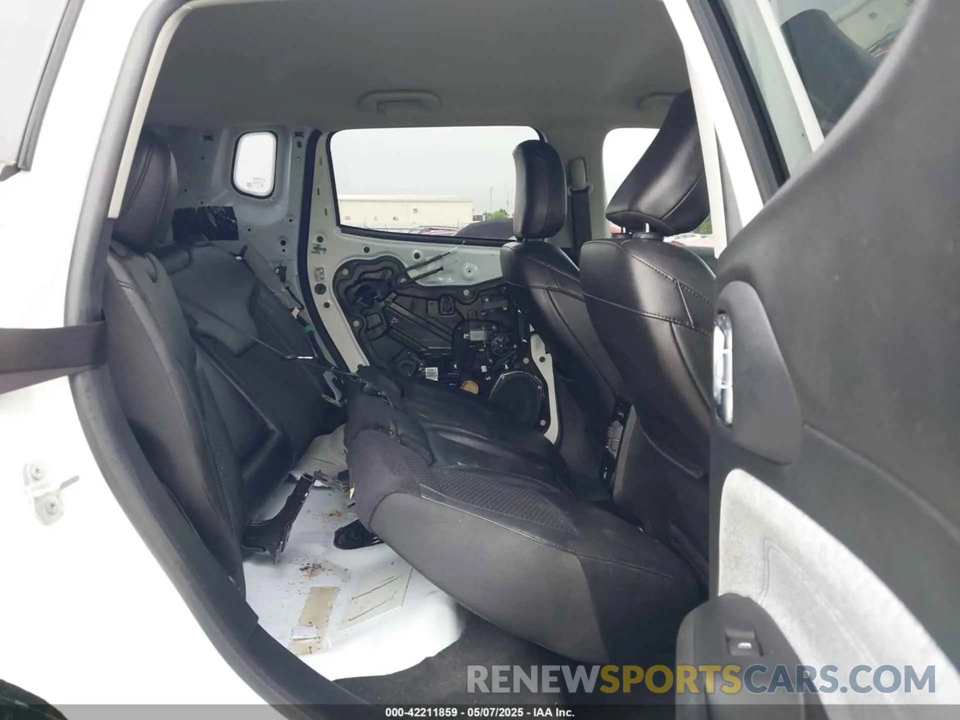 8 Photograph of a damaged car 3C4NJCBB8NT137619 JEEP COMPASS 2022