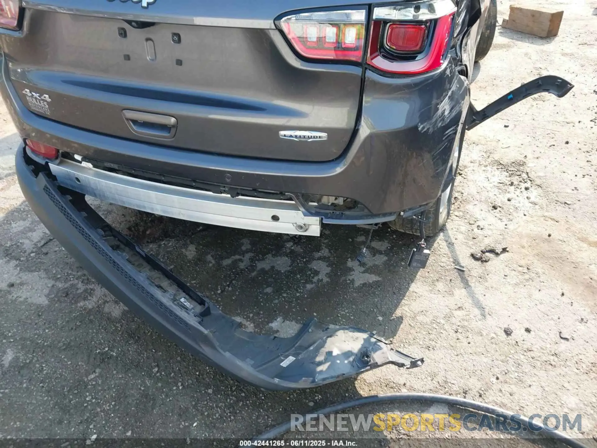17 Photograph of a damaged car 3C4NJDBB3NT141583 JEEP COMPASS 2022