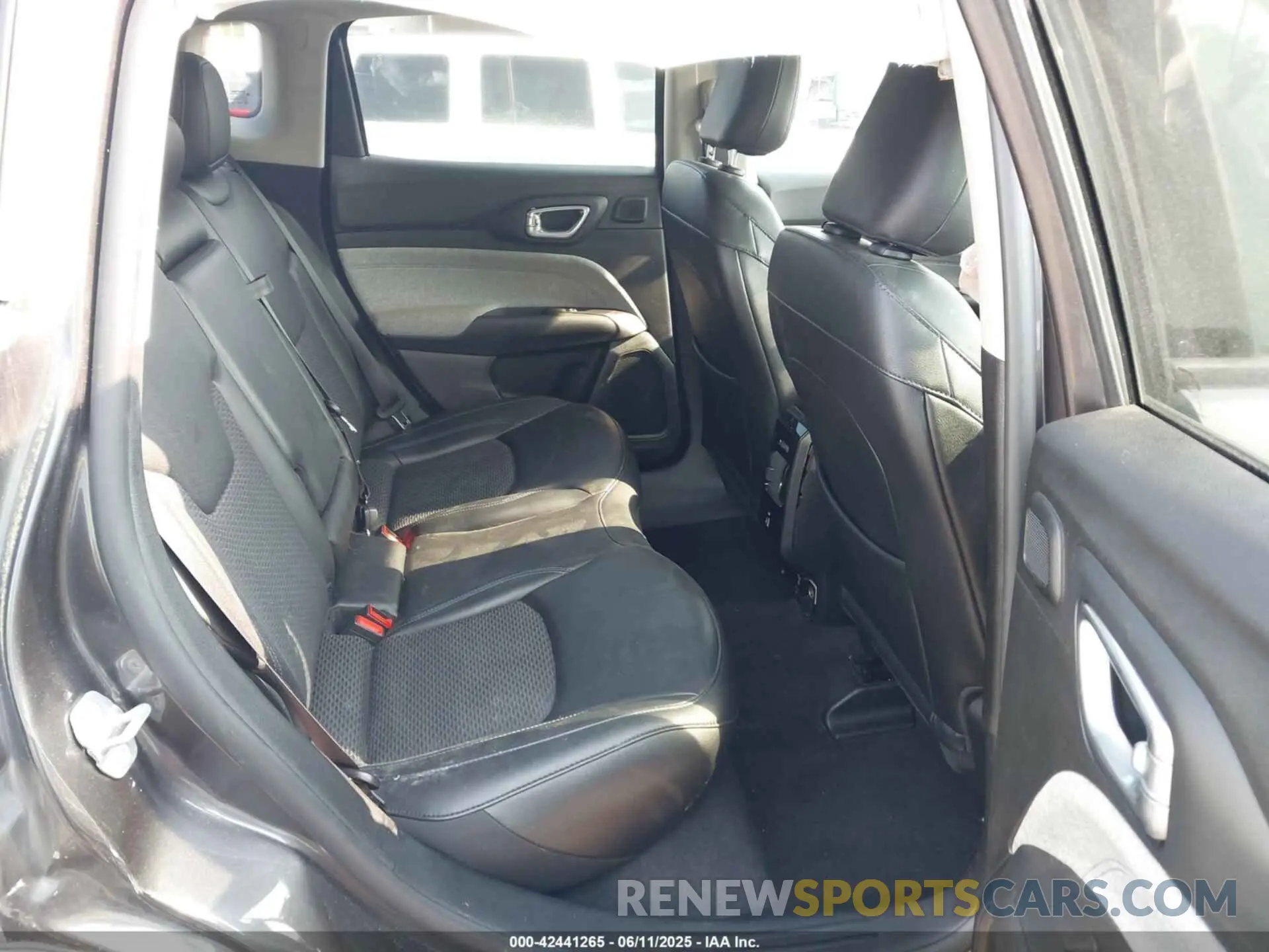 8 Photograph of a damaged car 3C4NJDBB3NT141583 JEEP COMPASS 2022