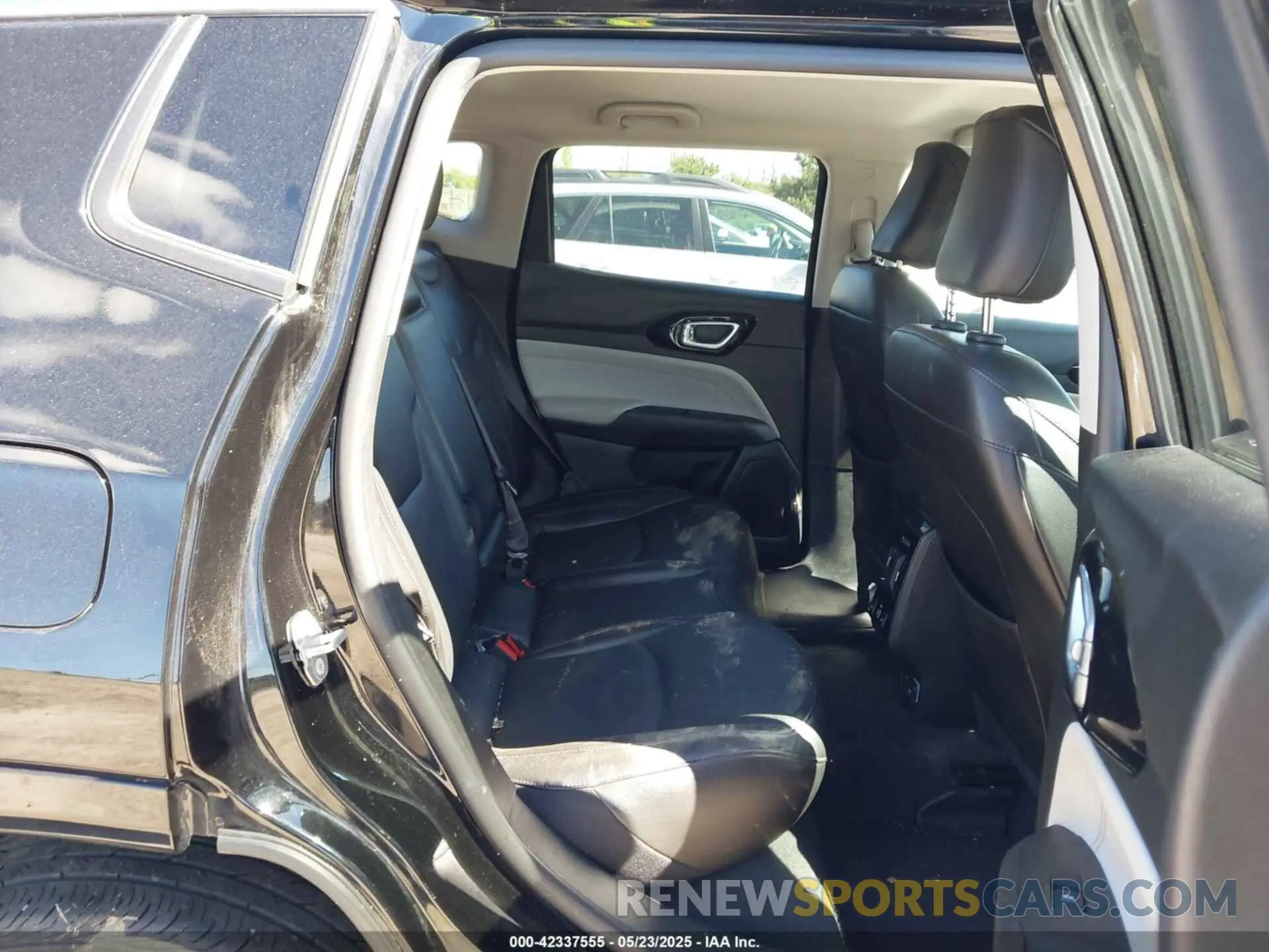 8 Photograph of a damaged car 3C4NJDCB4NT189558 JEEP COMPASS 2022