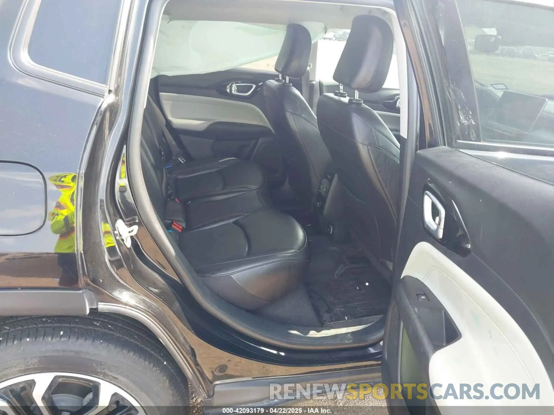 8 Photograph of a damaged car 3C4NJDCB8NT195573 JEEP COMPASS 2022