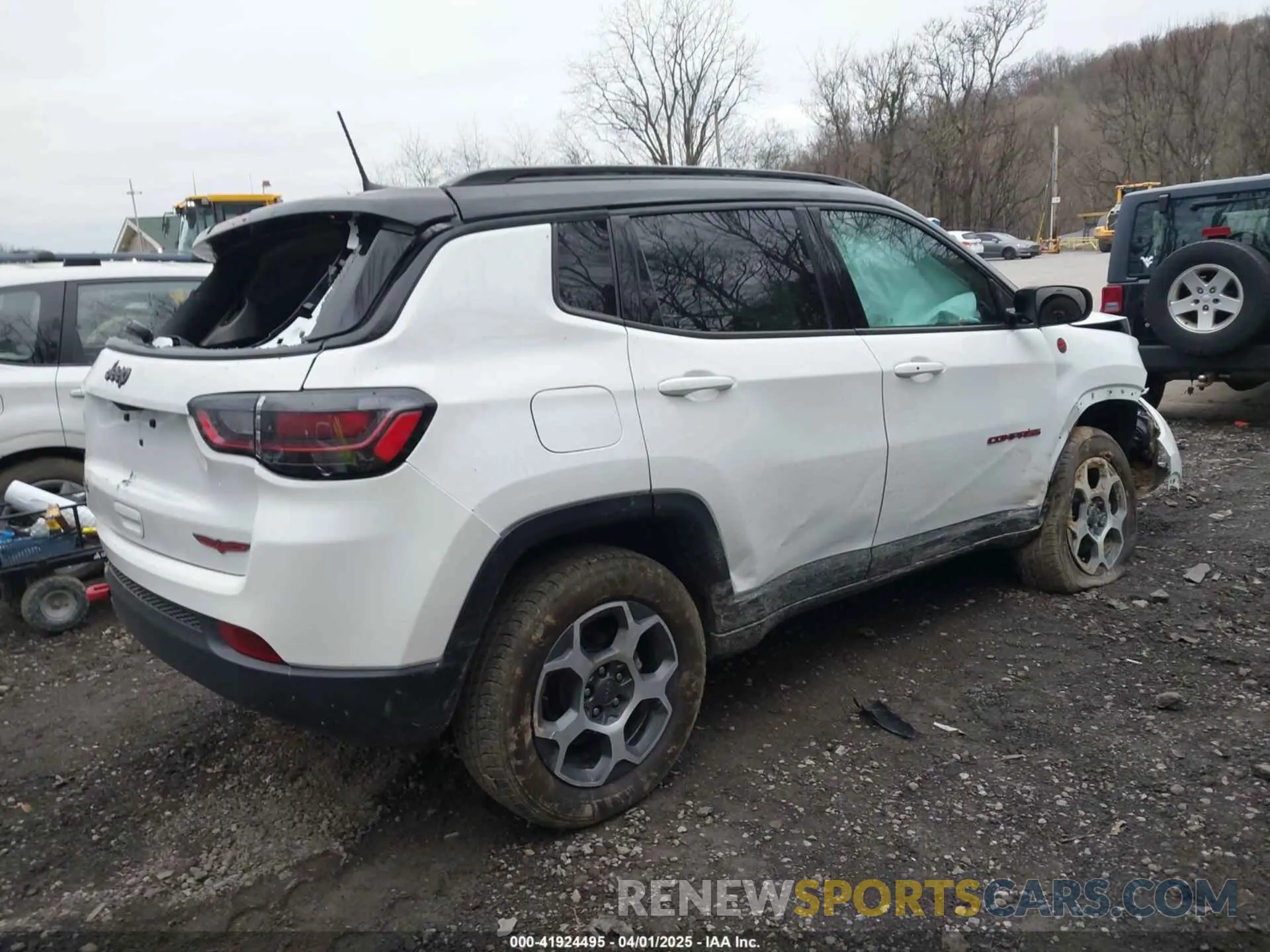 4 Photograph of a damaged car 3C4NJDDB1NT202944 JEEP COMPASS 2022