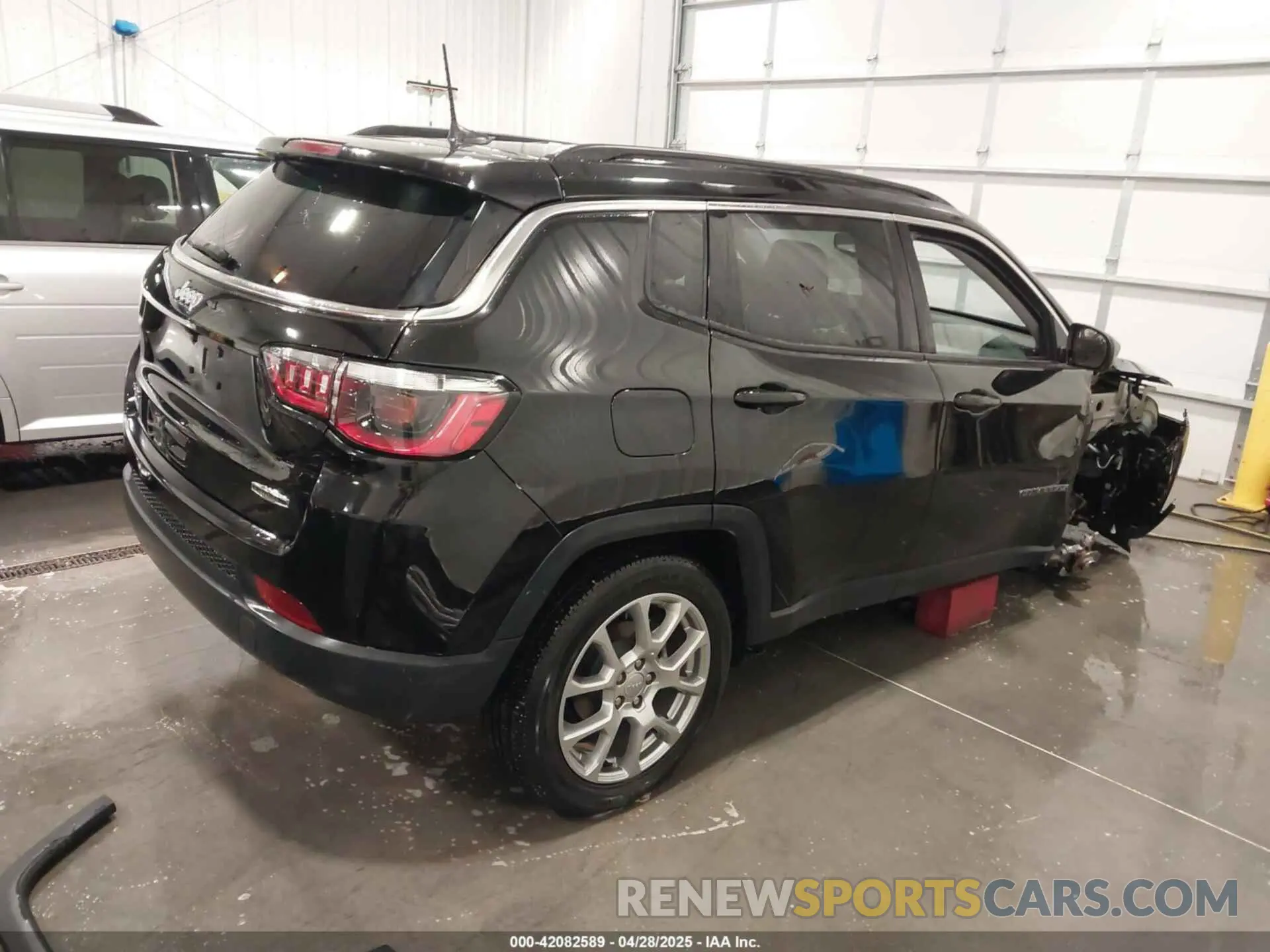 4 Photograph of a damaged car 3C4NJDFB3NT211822 JEEP COMPASS 2022