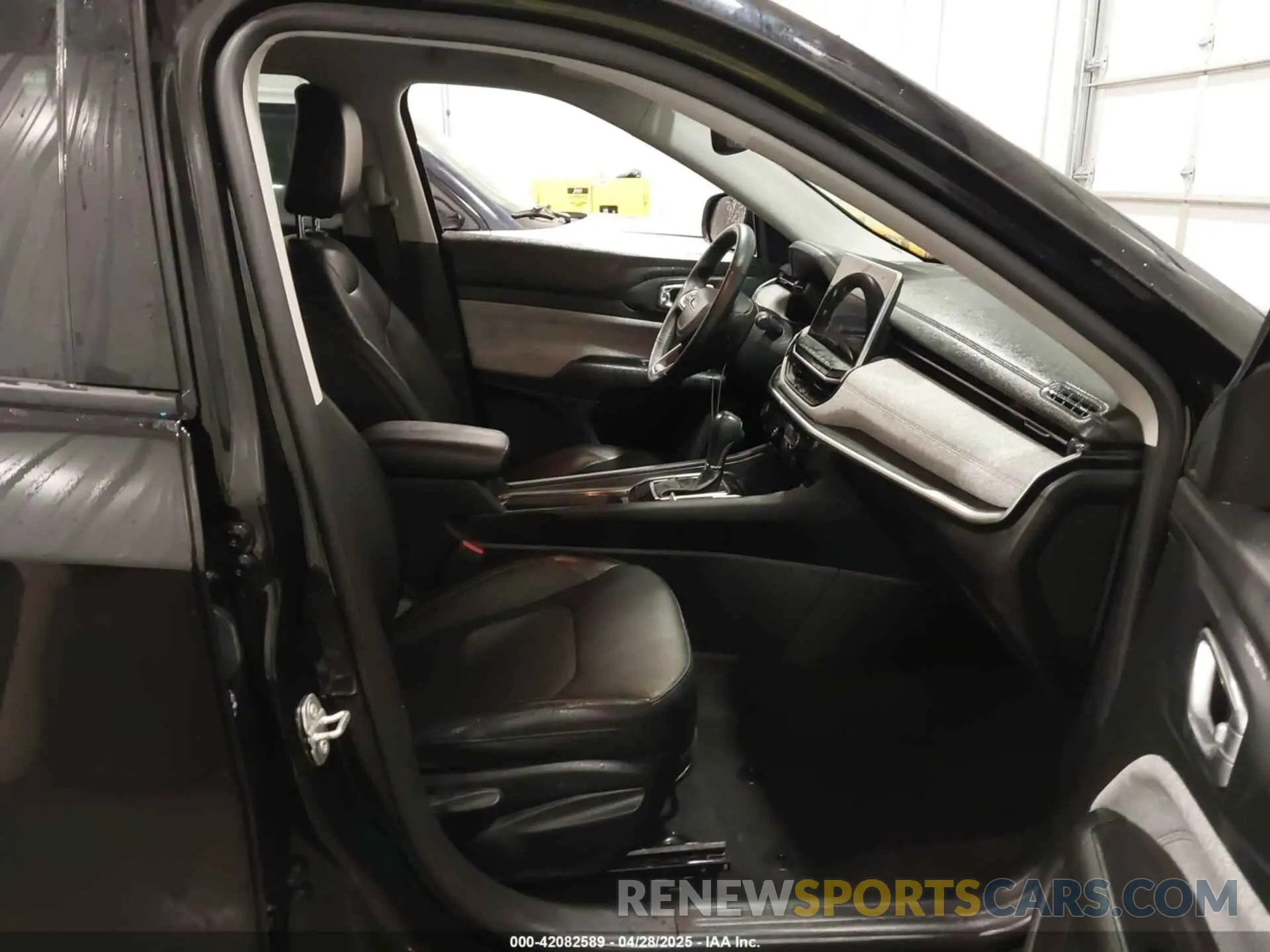 5 Photograph of a damaged car 3C4NJDFB3NT211822 JEEP COMPASS 2022