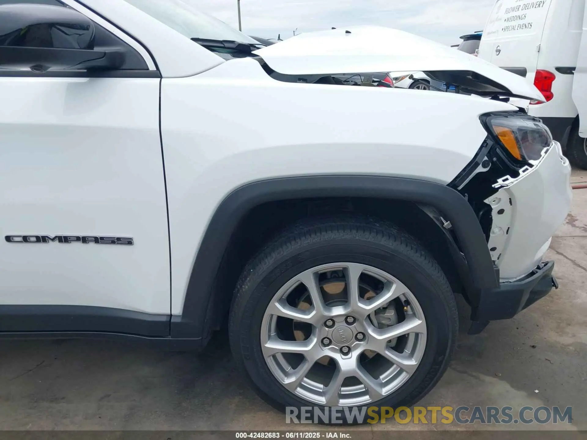 17 Photograph of a damaged car 3C4NJDFB4NT211280 JEEP COMPASS 2022