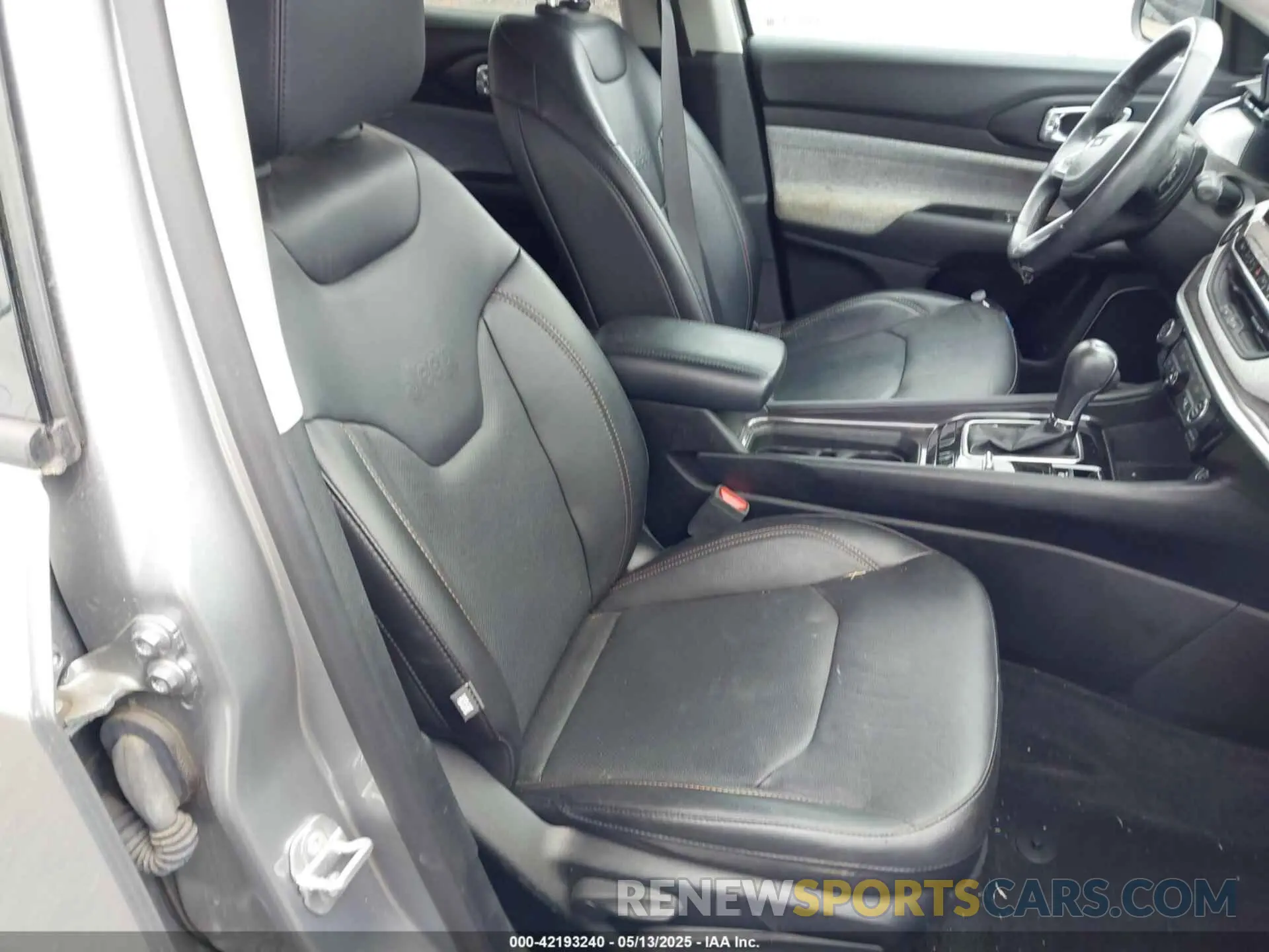 5 Photograph of a damaged car 3C4NJDFB5NT112287 JEEP COMPASS 2022