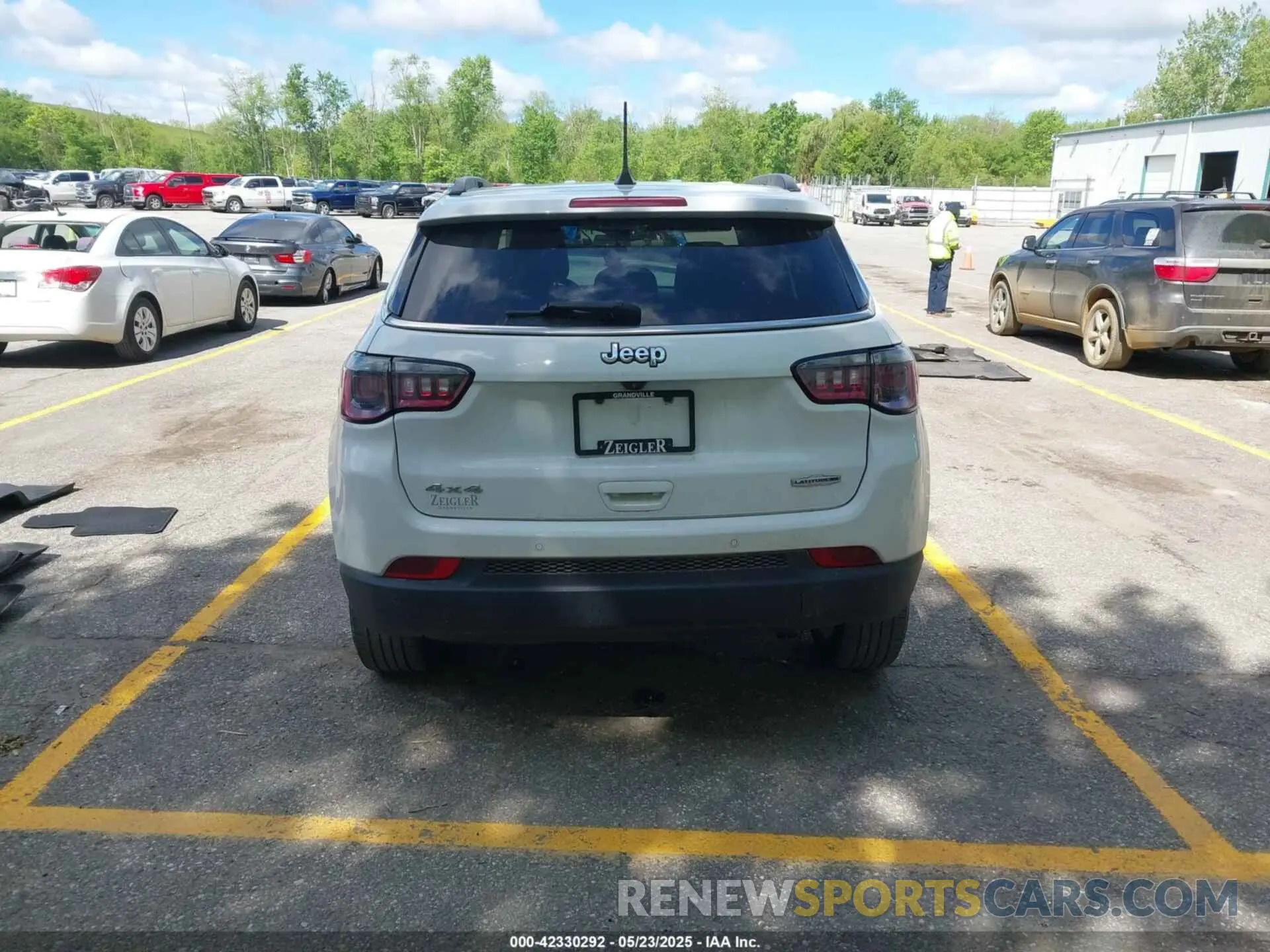 17 Photograph of a damaged car 3C4NJDFB7NT112307 JEEP COMPASS 2022