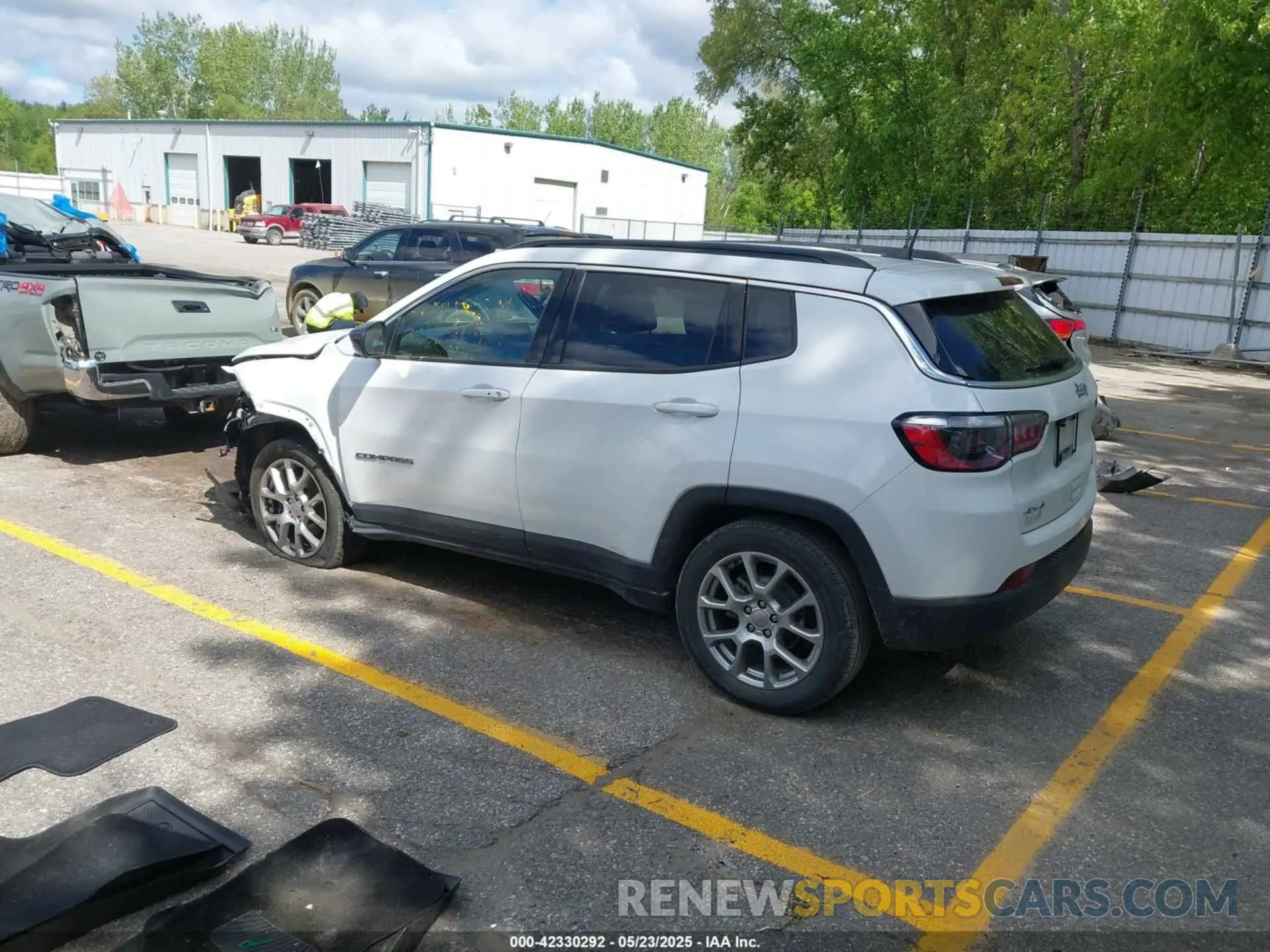 3 Photograph of a damaged car 3C4NJDFB7NT112307 JEEP COMPASS 2022