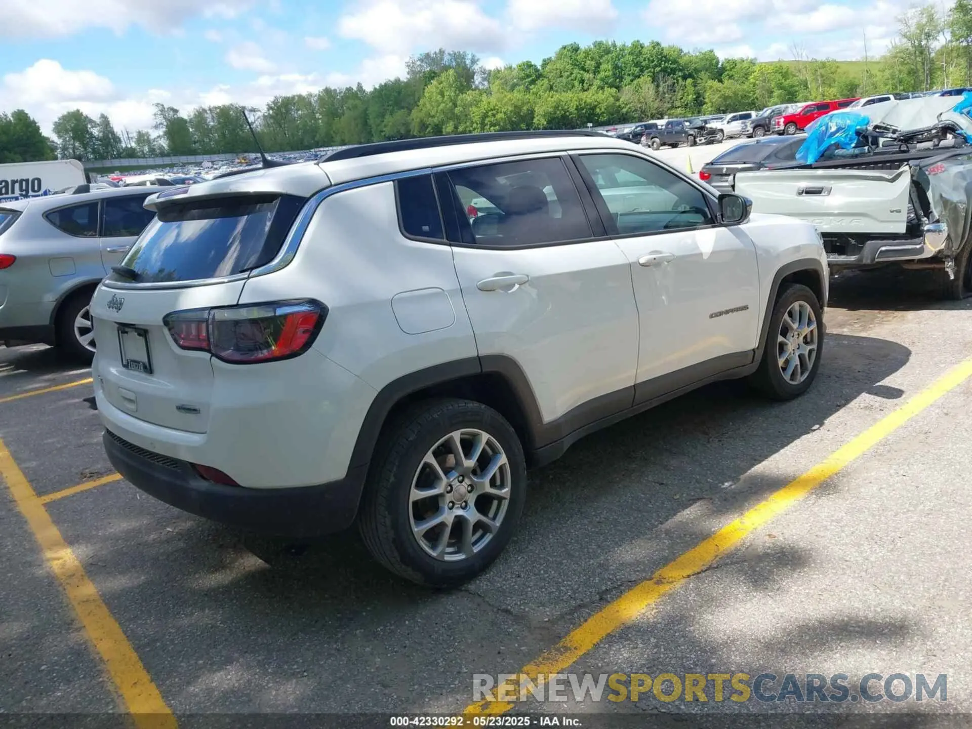 4 Photograph of a damaged car 3C4NJDFB7NT112307 JEEP COMPASS 2022