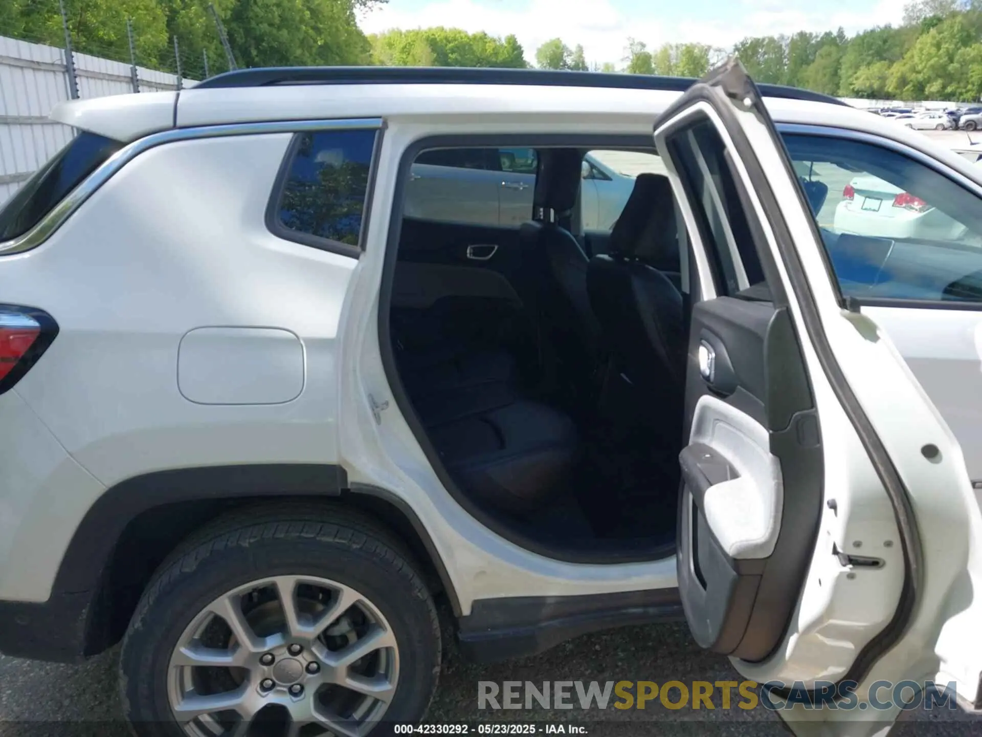 8 Photograph of a damaged car 3C4NJDFB7NT112307 JEEP COMPASS 2022