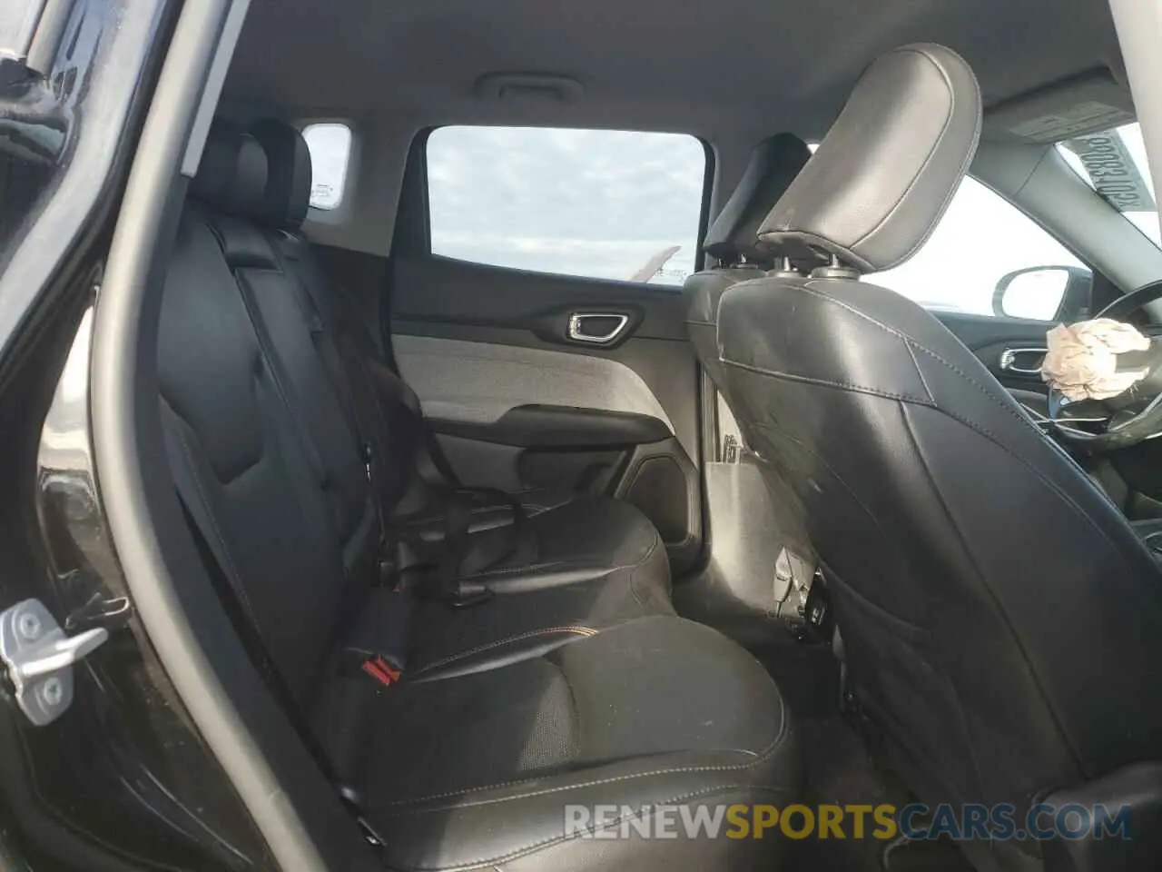 10 Photograph of a damaged car 3C4NJDFBXNT203149 JEEP COMPASS 2022