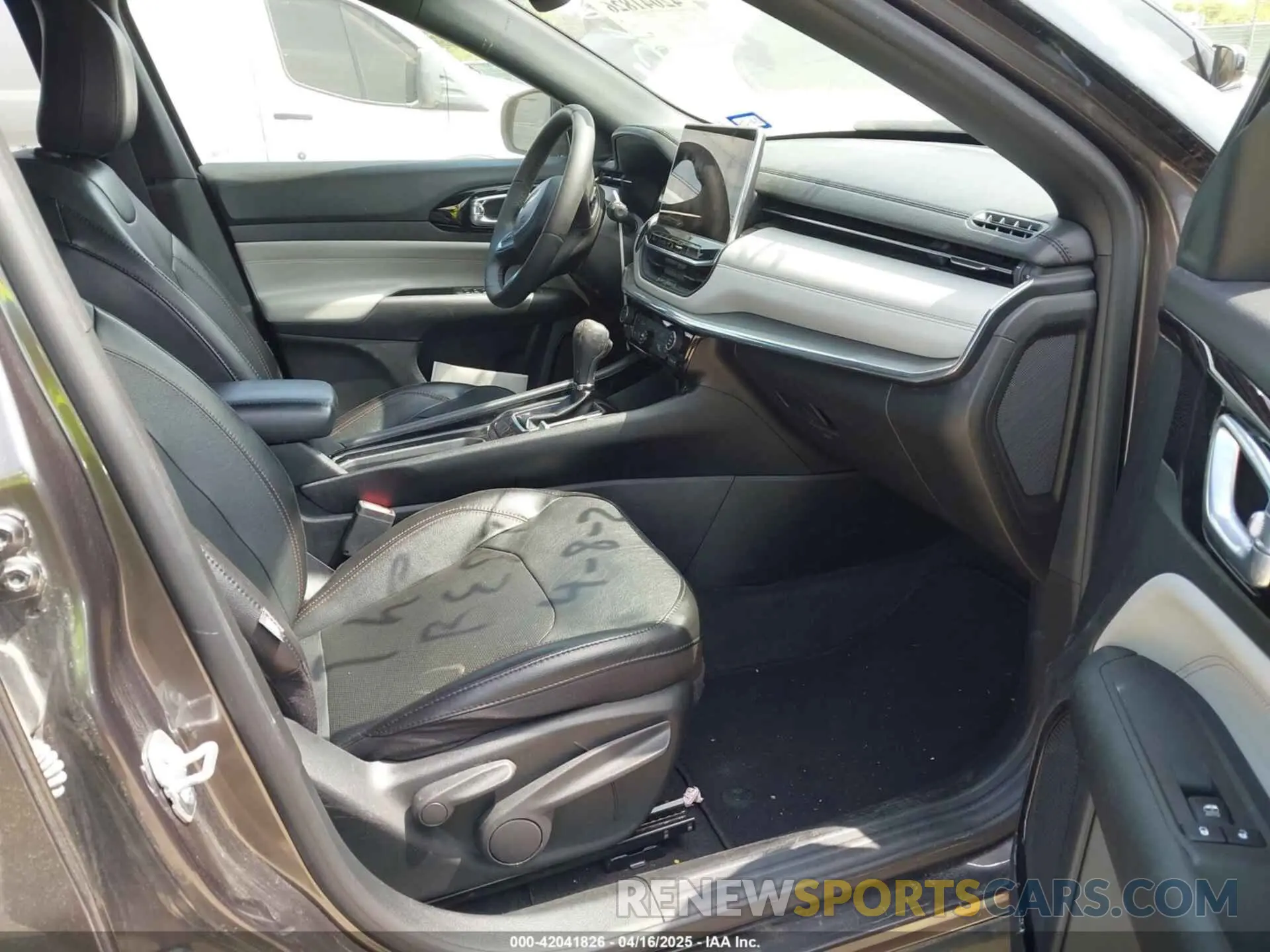5 Photograph of a damaged car 3C4NJDCN0PT522688 JEEP COMPASS 2023