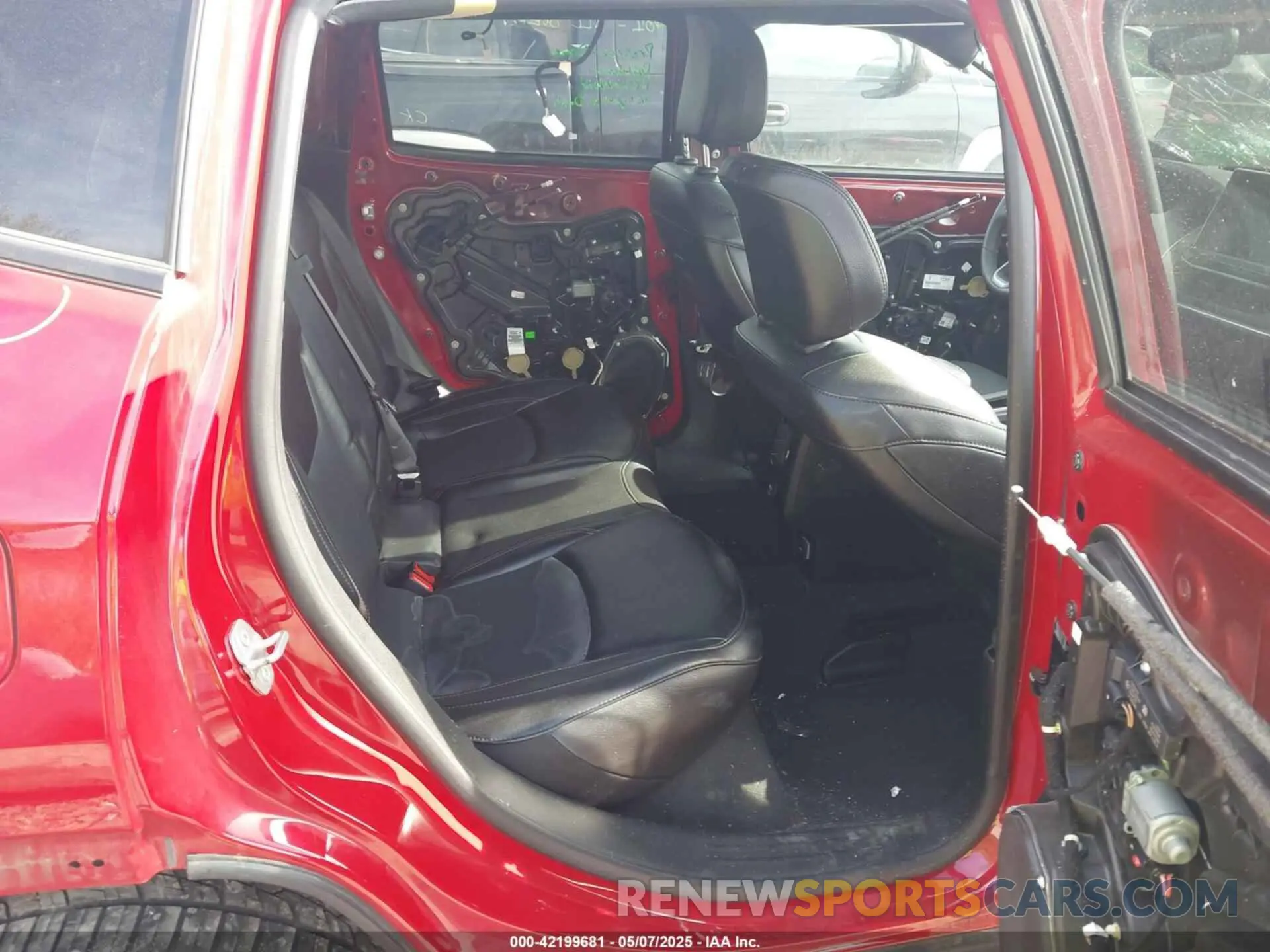 8 Photograph of a damaged car 3C4NJDCN0PT527468 JEEP COMPASS 2023