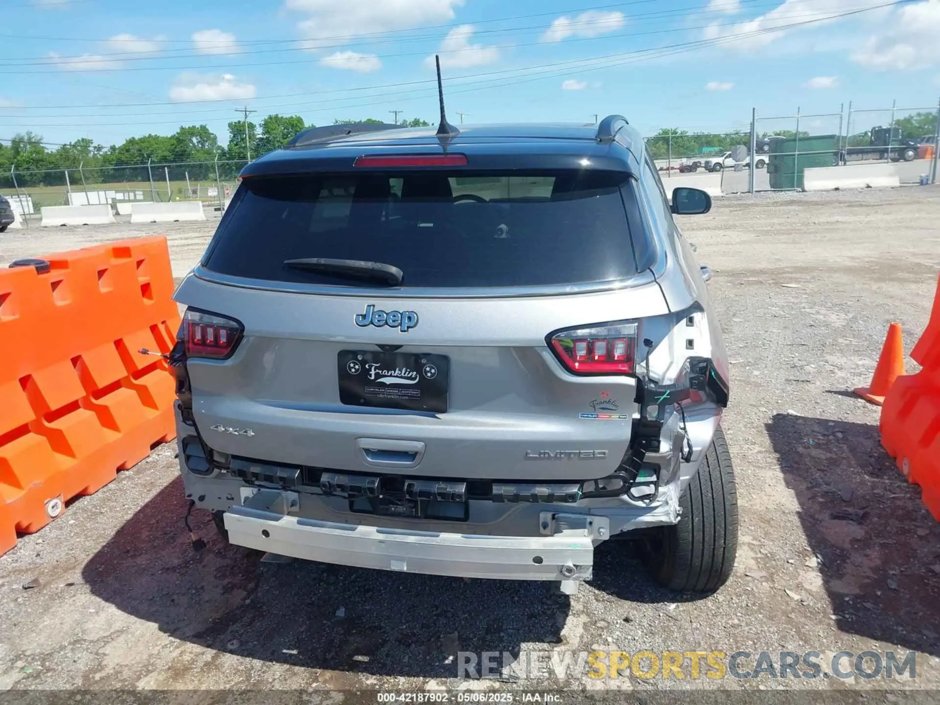 17 Photograph of a damaged car 3C4NJDCN2PT534664 JEEP COMPASS 2023