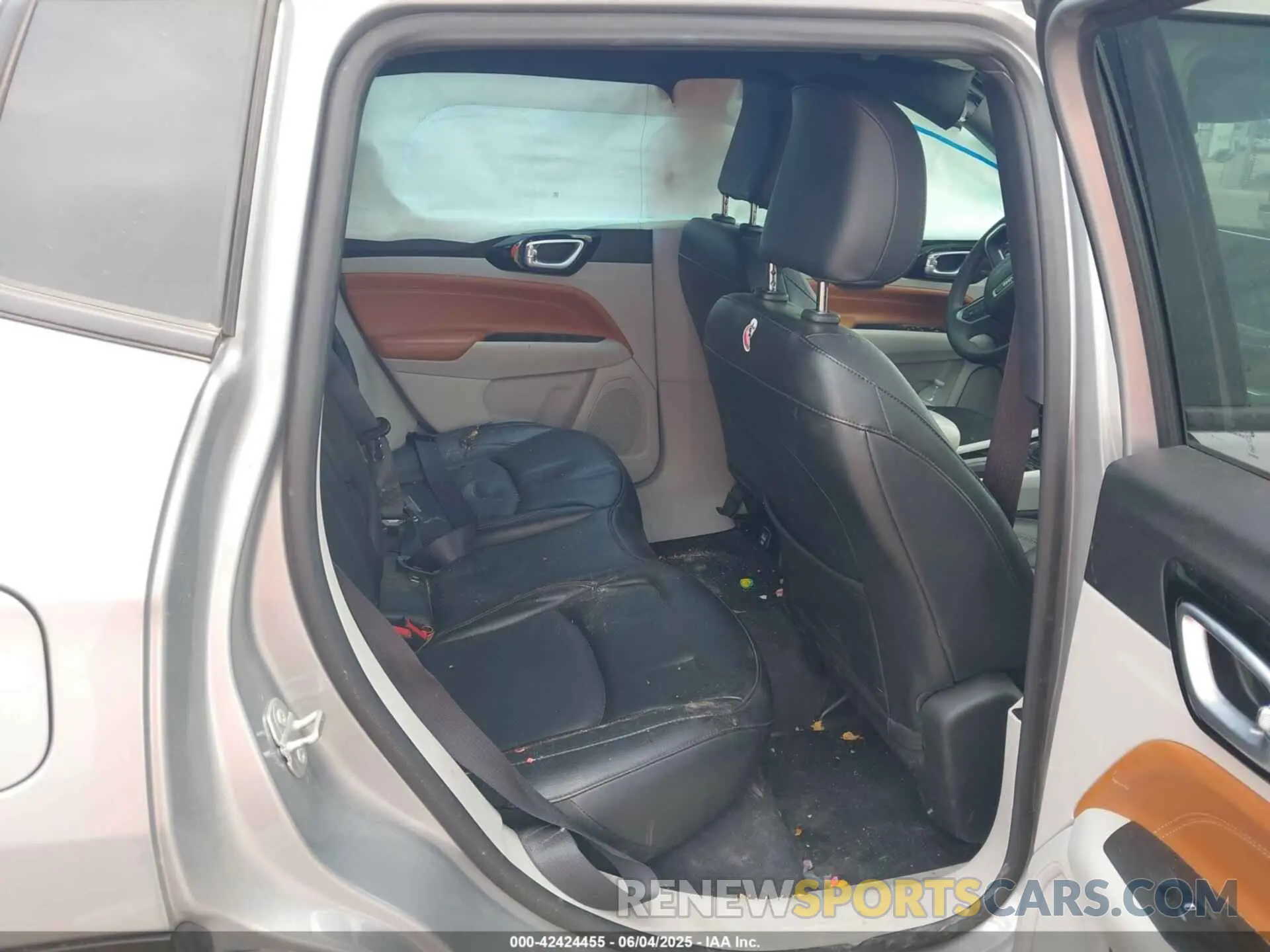 8 Photograph of a damaged car 3C4NJDCN4PT524802 JEEP COMPASS 2023