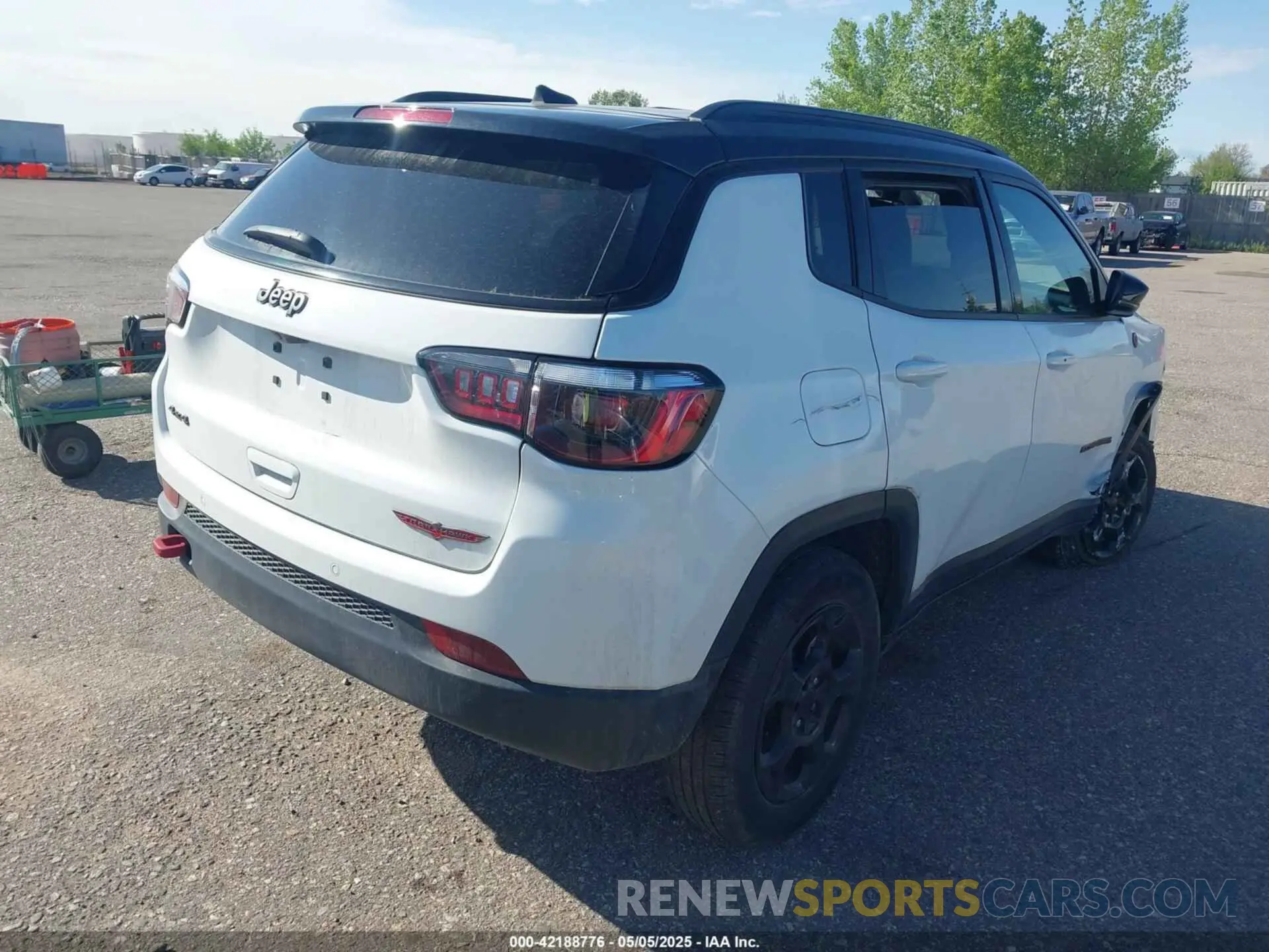 4 Photograph of a damaged car 3C4NJDDN0PT566656 JEEP COMPASS 2023