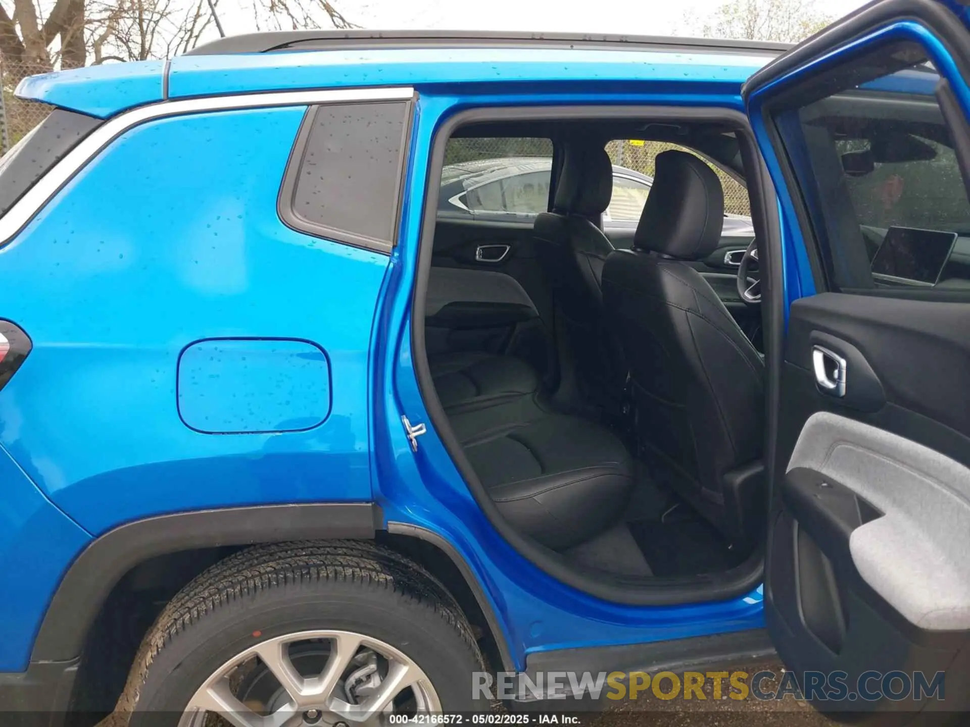 8 Photograph of a damaged car 3C4NJDFN6PT513988 JEEP COMPASS 2023